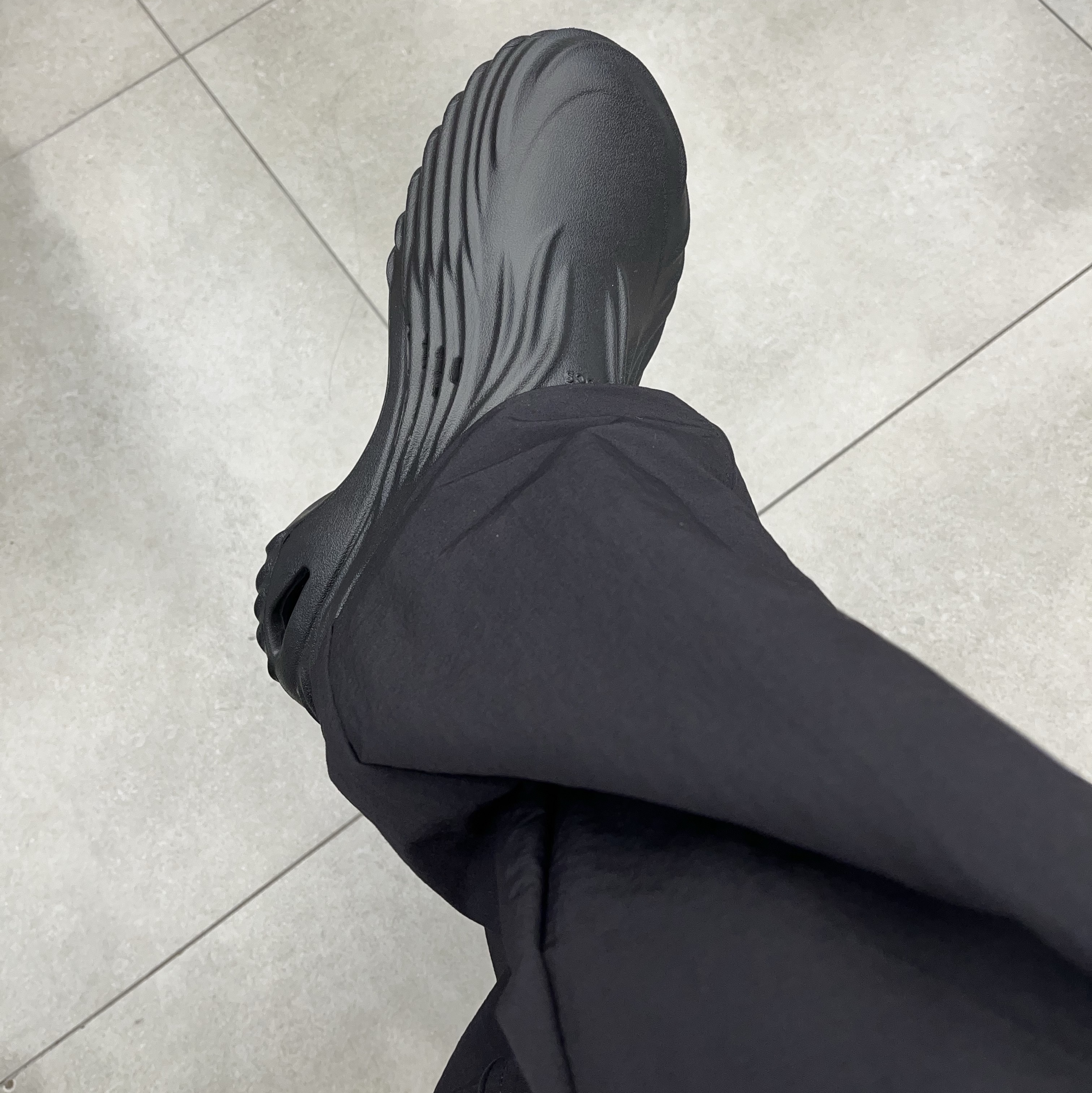 Crocs Echo Wave Black 착용 스타일