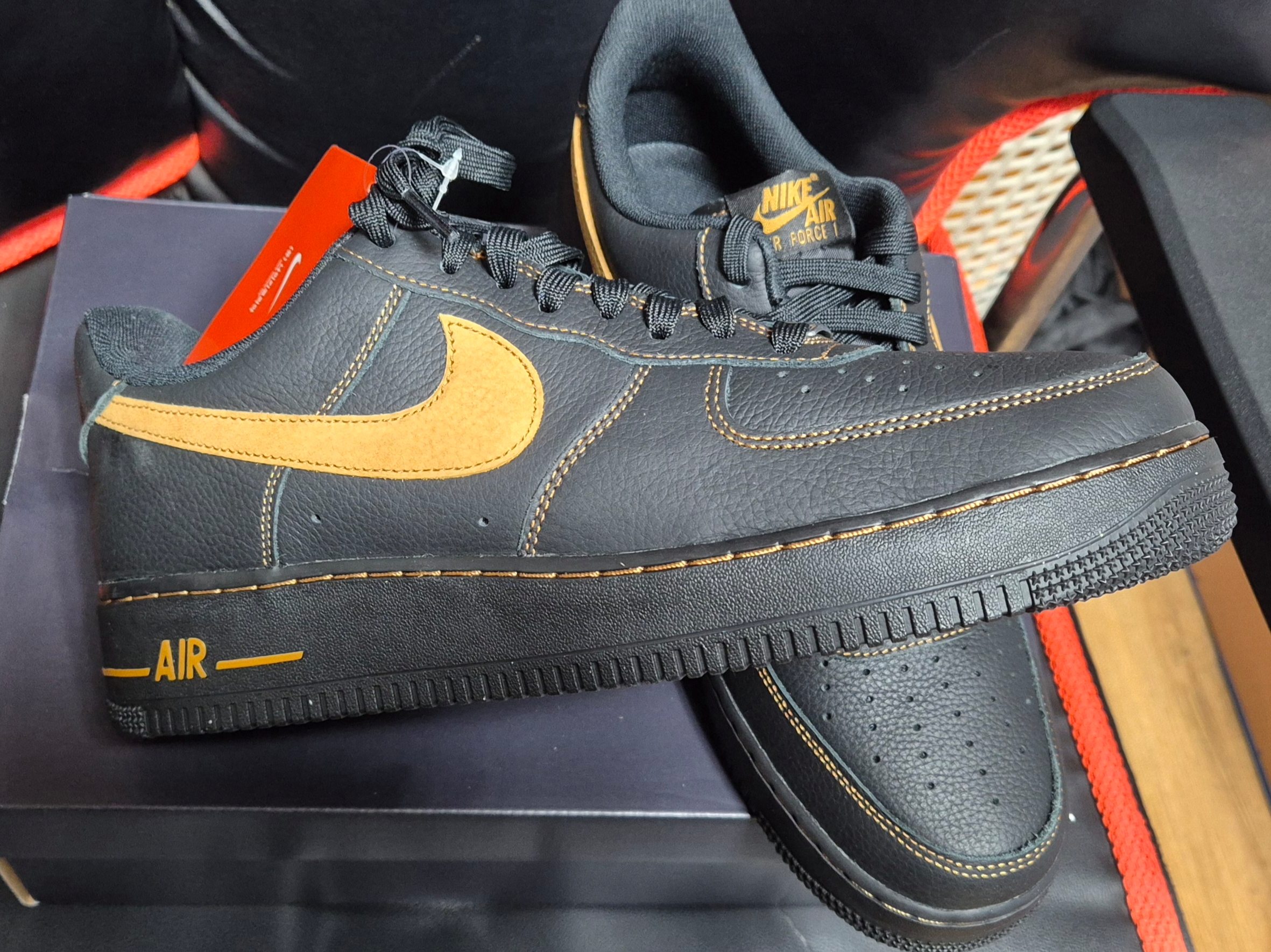 Nike Air Force 1 '07 LV8 Black Desert Ochre 착용 스타일 - 1