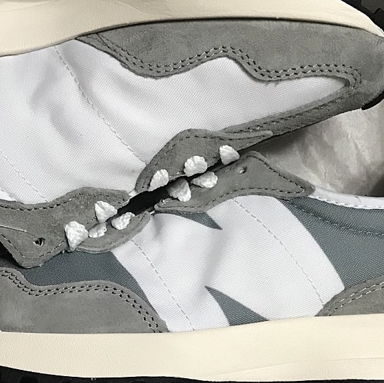 New Balance 327 Grey 착용 스타일