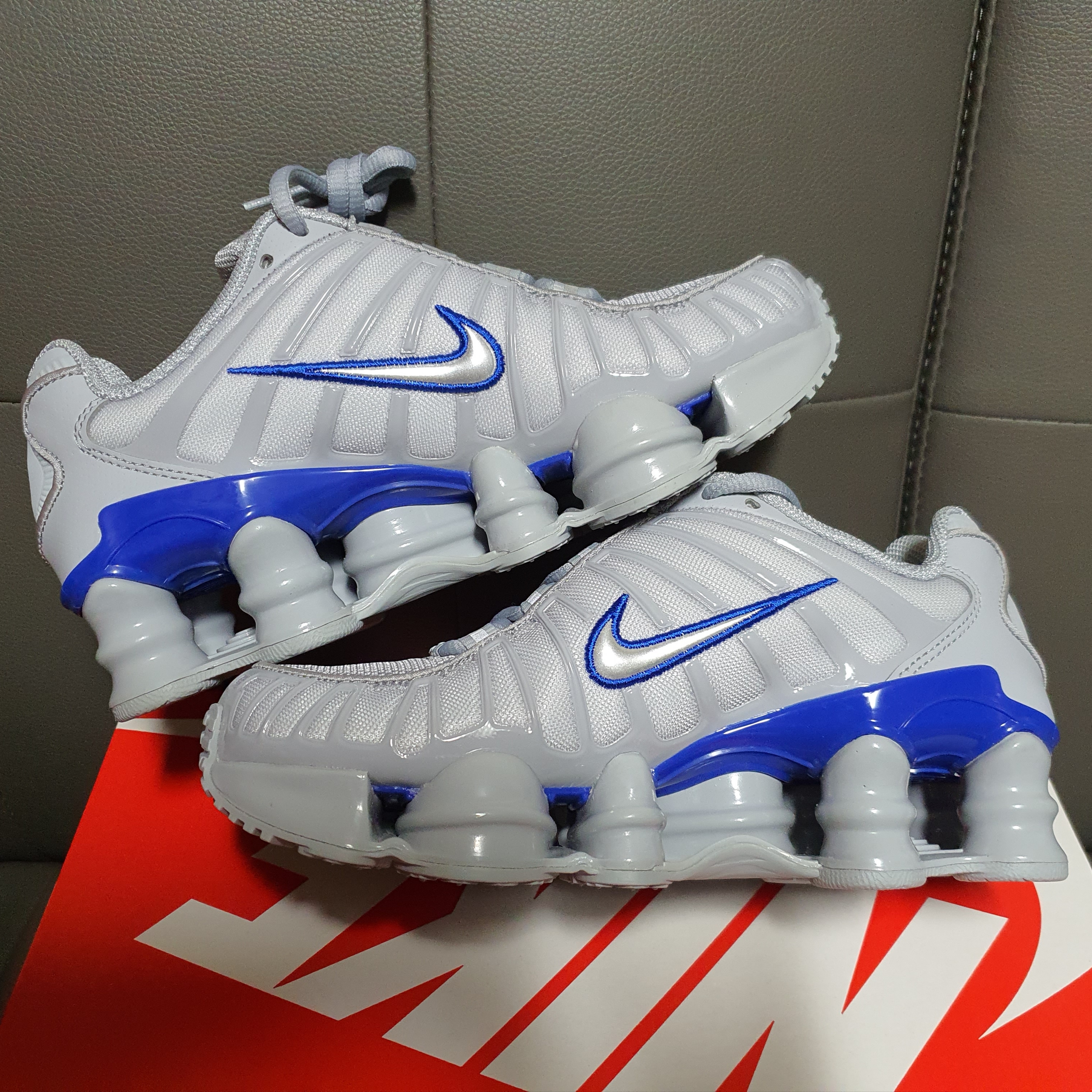 Nike Shox TL Wolf Grey Racer Blue 착용 스타일