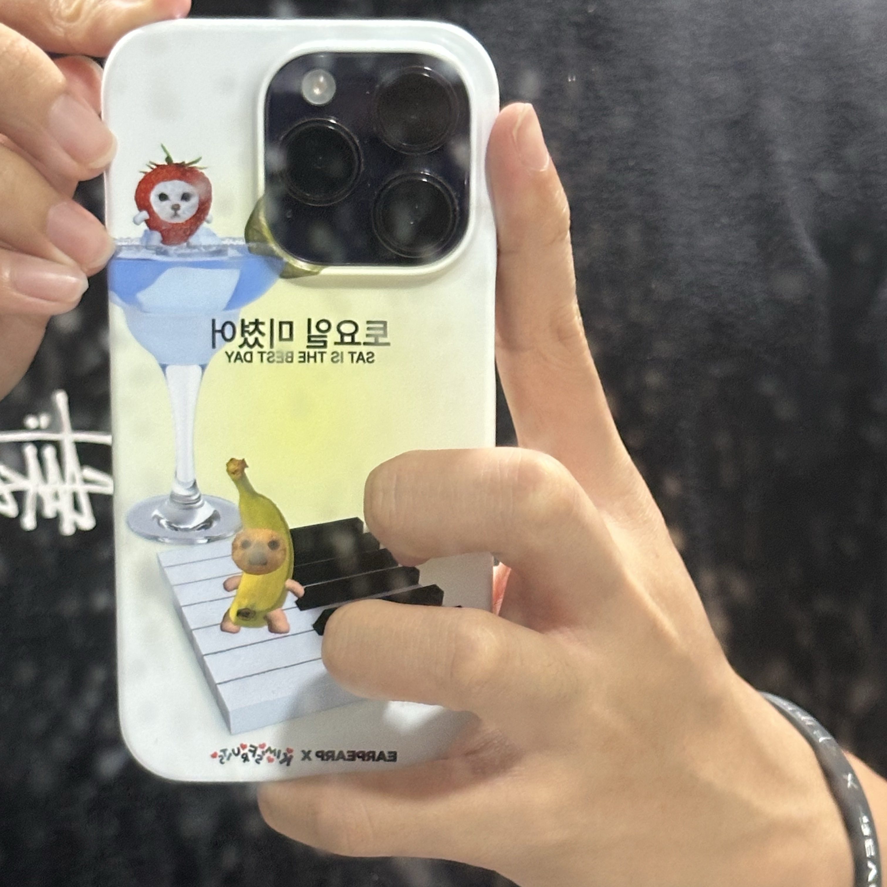 [EARPEARP X KIMS FRUITS] Saturday is Crazy Hard Case 착용 스타일