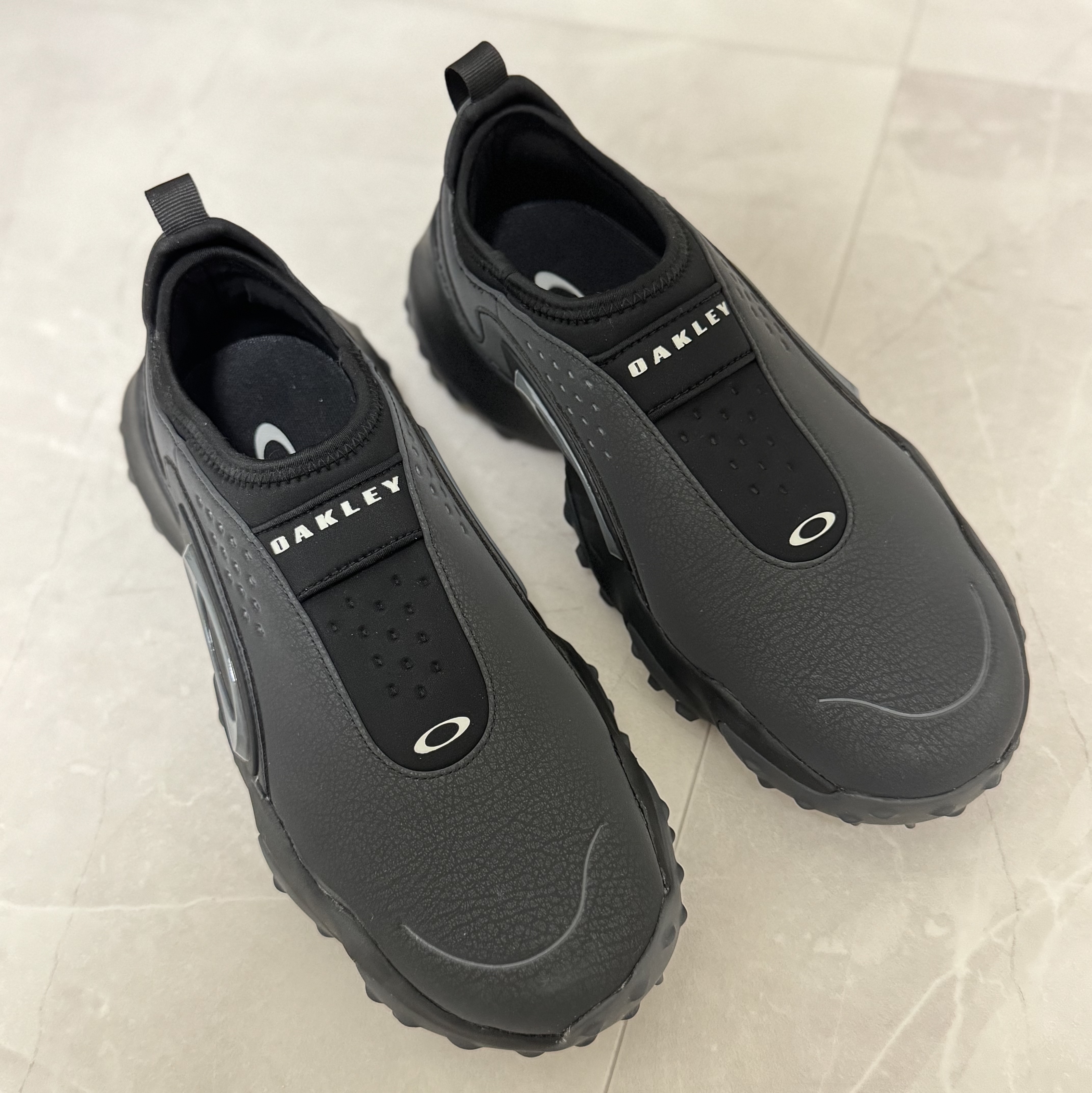 Oakley Edge Icon Blackout 착용 스타일