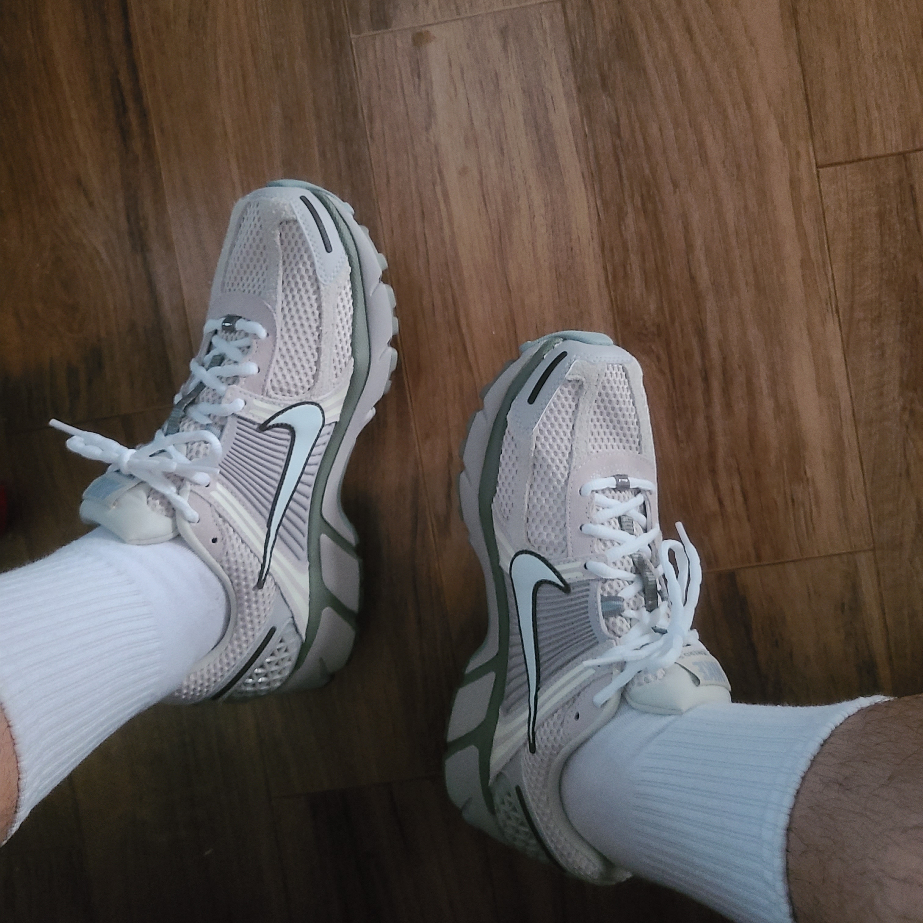 Nike Zoom Vomero 5 SE Light Orewood Brown 착용 스타일