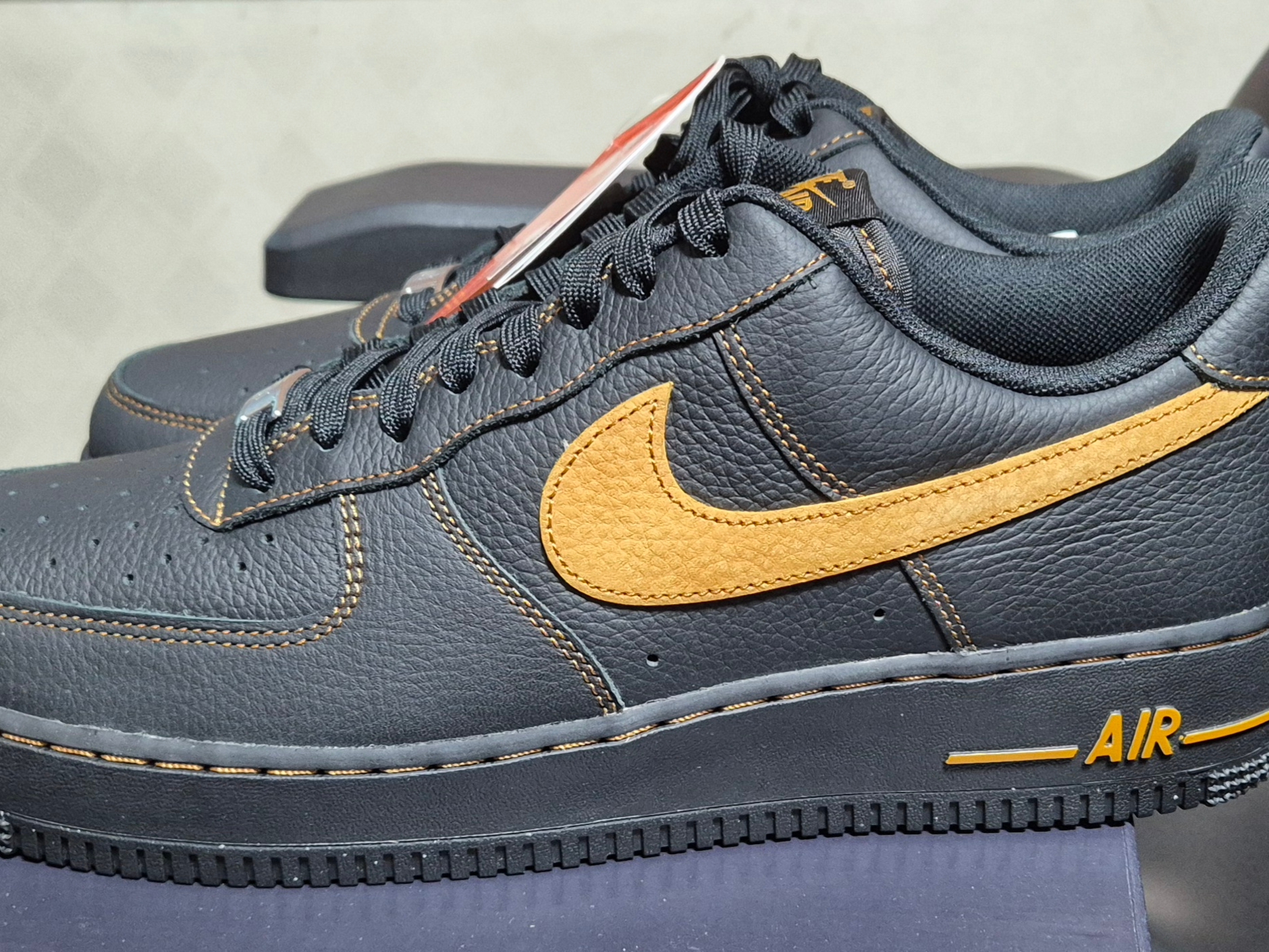 Nike Air Force 1 '07 LV8 Black Desert Ochre 착용 스타일 - 2