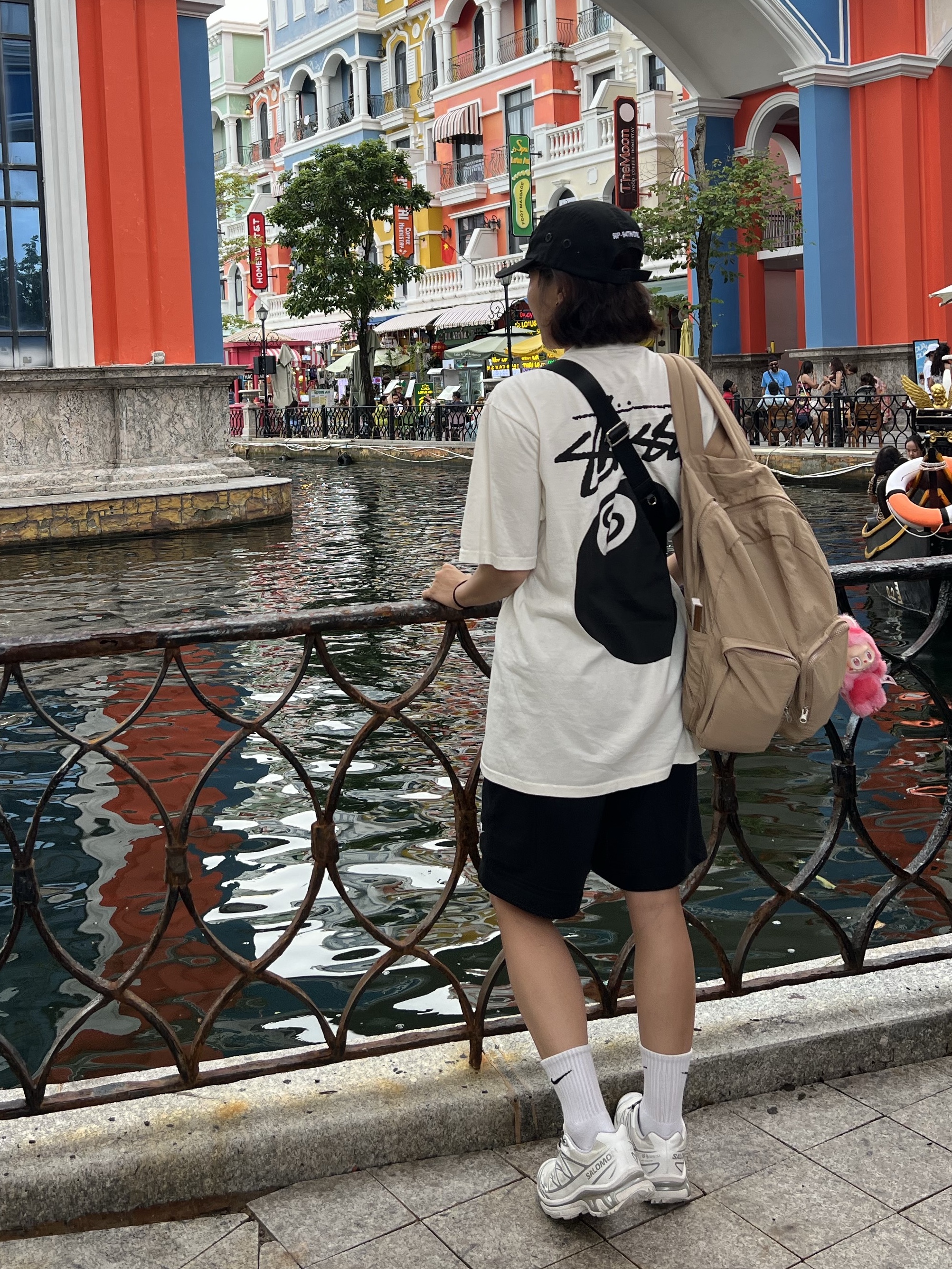 Stussy 8 Ball Pigment Dyed T-Shirt Natural, Nike NSW Club French Terry Cargo Shorts Black - Asia 착용 스타일 - 2