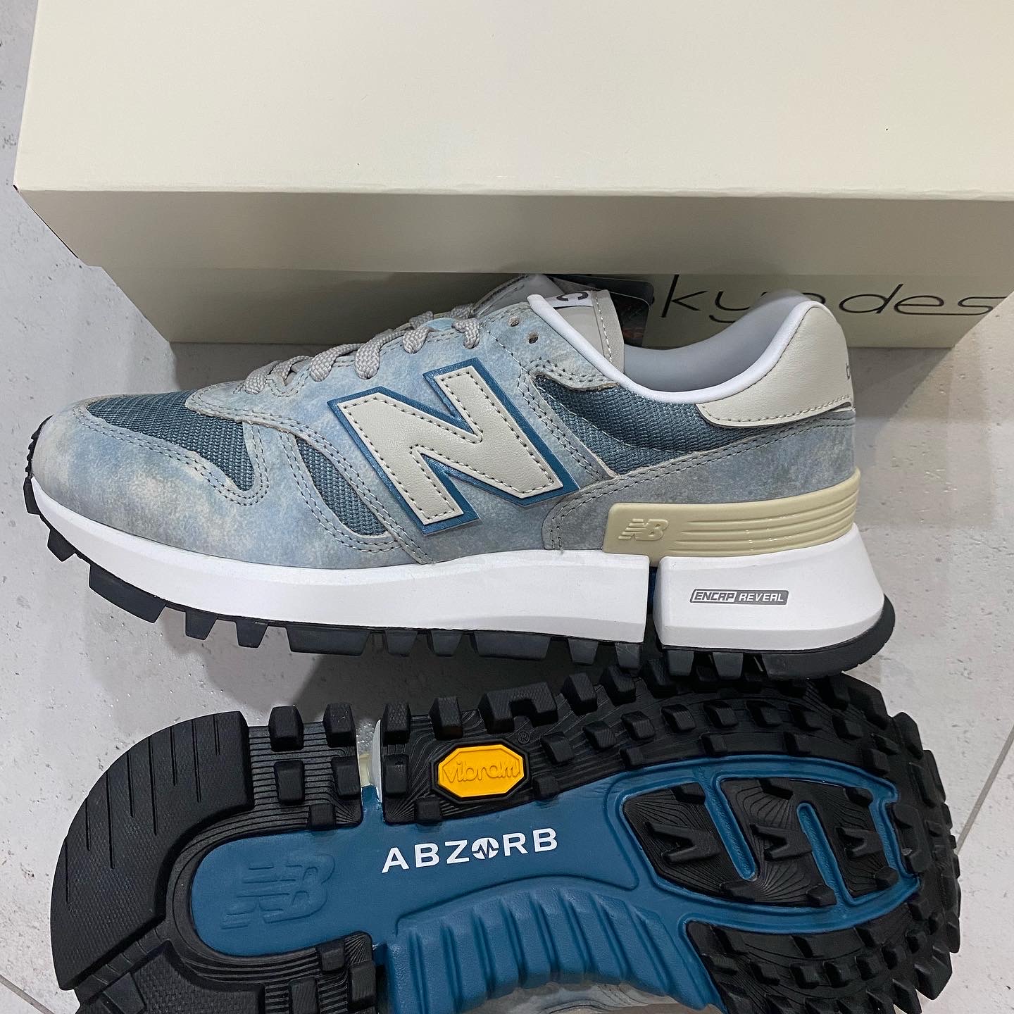 New Balance x Tokyo Design Studio R_C 1300 Grey Blue 착용 스타일 - 3