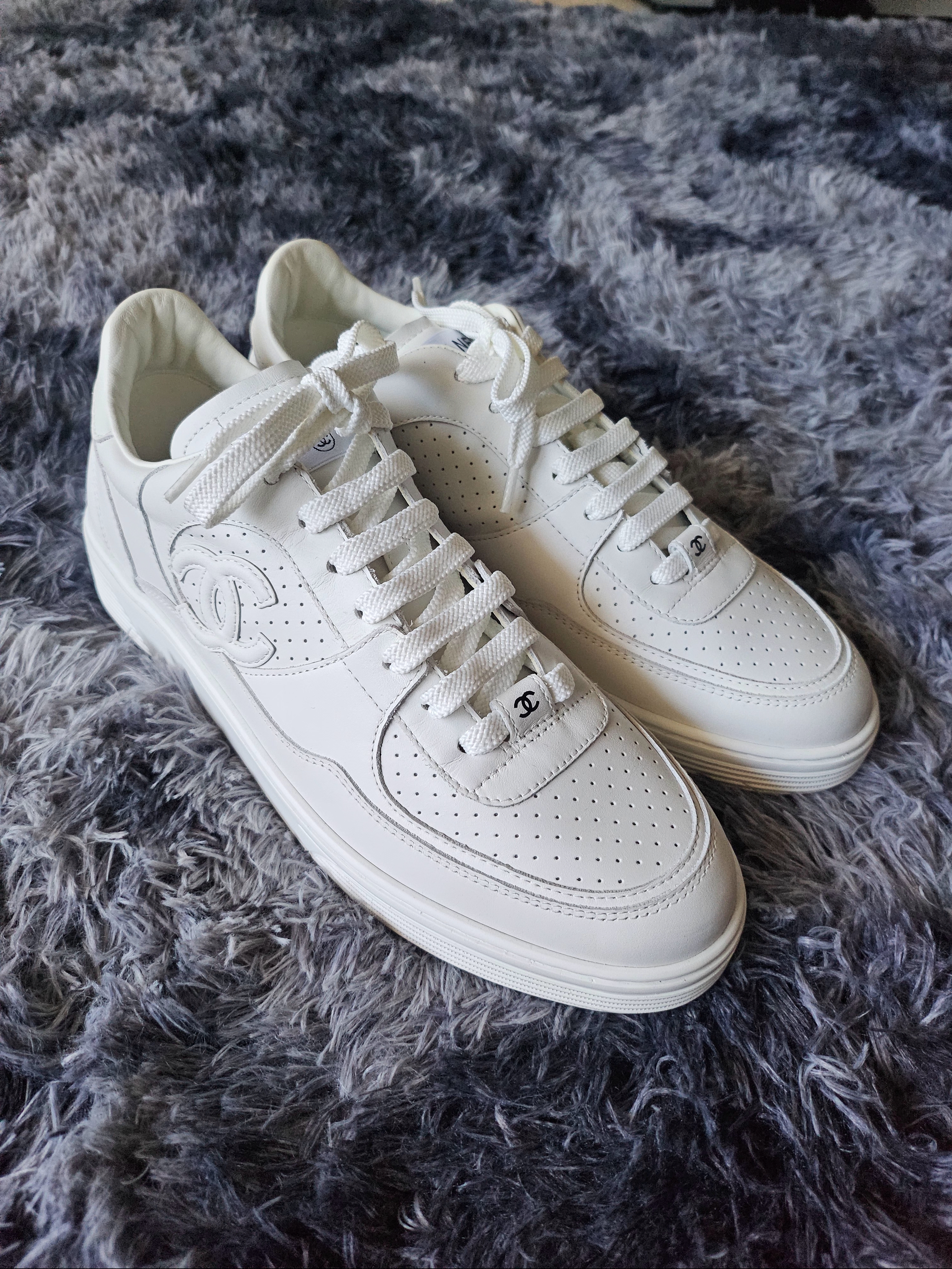Chanel Sneakers Calfskin & White 착용 스타일