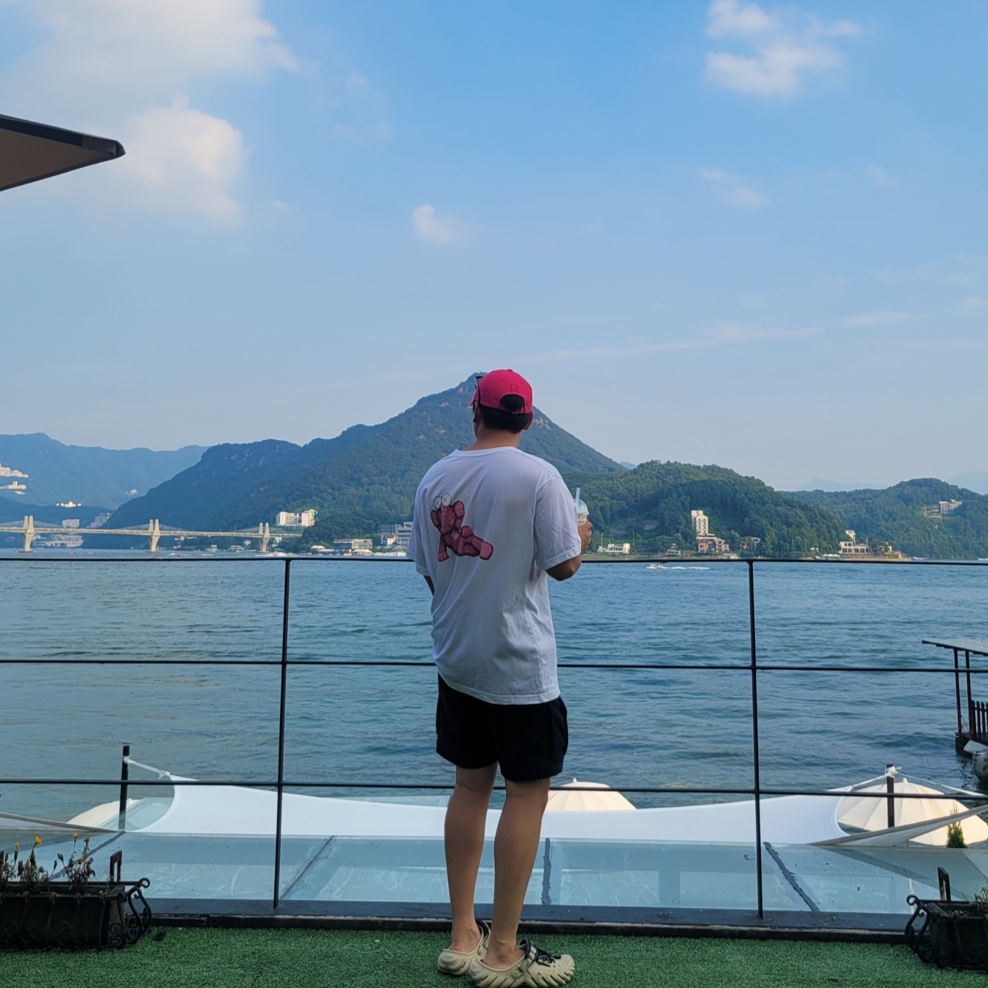 Uniqlo UT x Kaws Short Sleeve Graphic T-Shirt White, Crocs Echo Clog Bone Black 착용 스타일