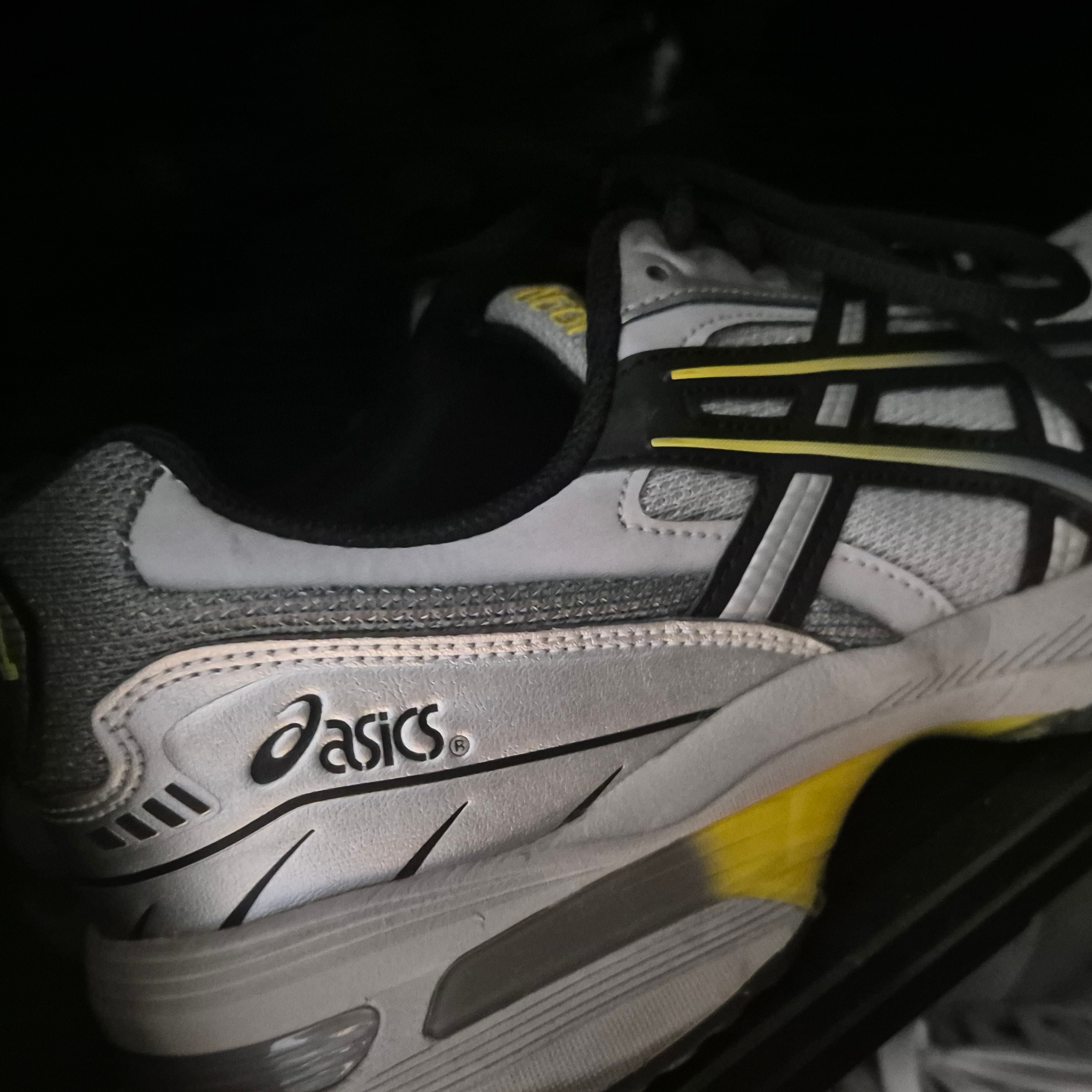 Asics Gel-1090 Mid Grey Black 착용 스타일