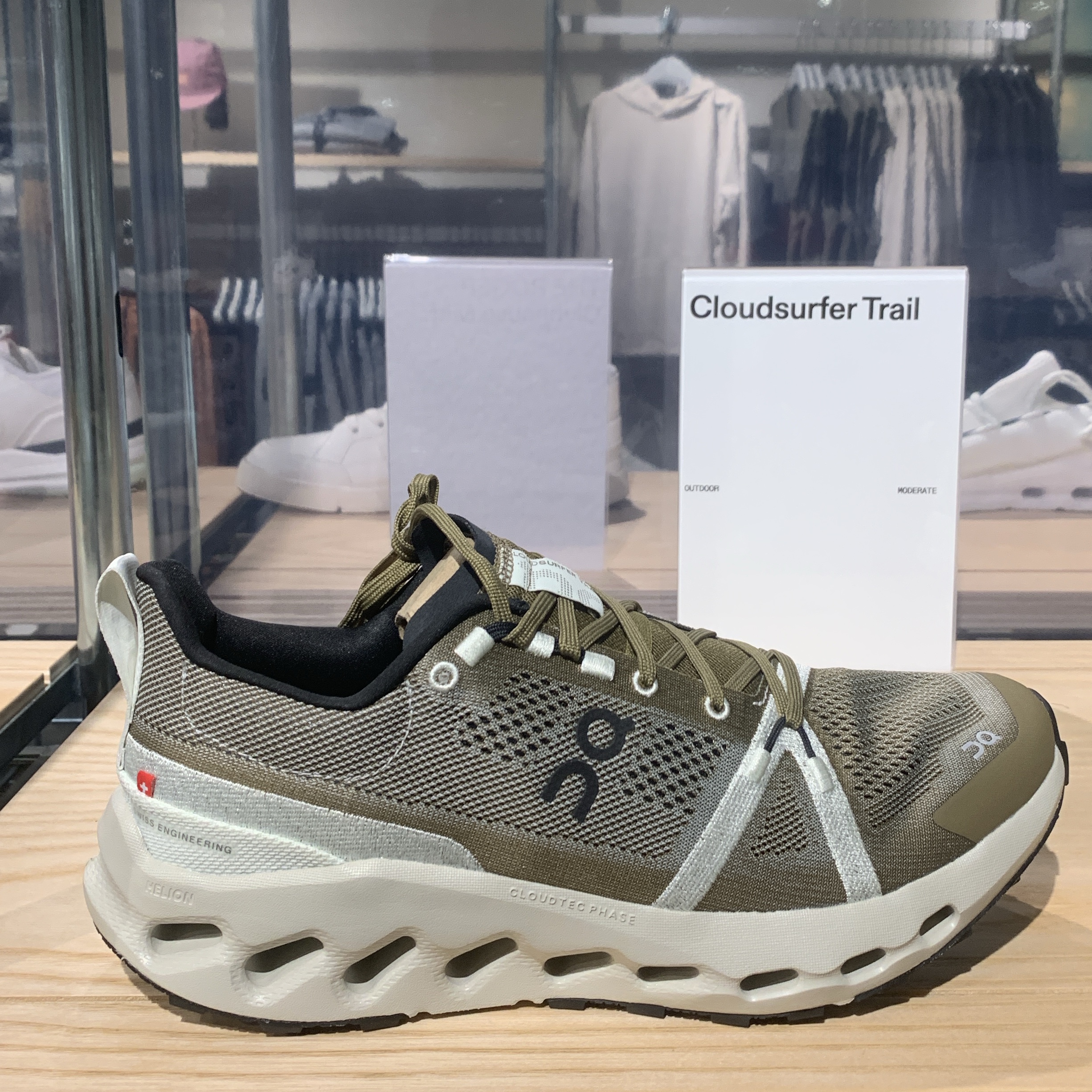 On Running Cloudsurfer Trail Eclipse Black 착용 스타일