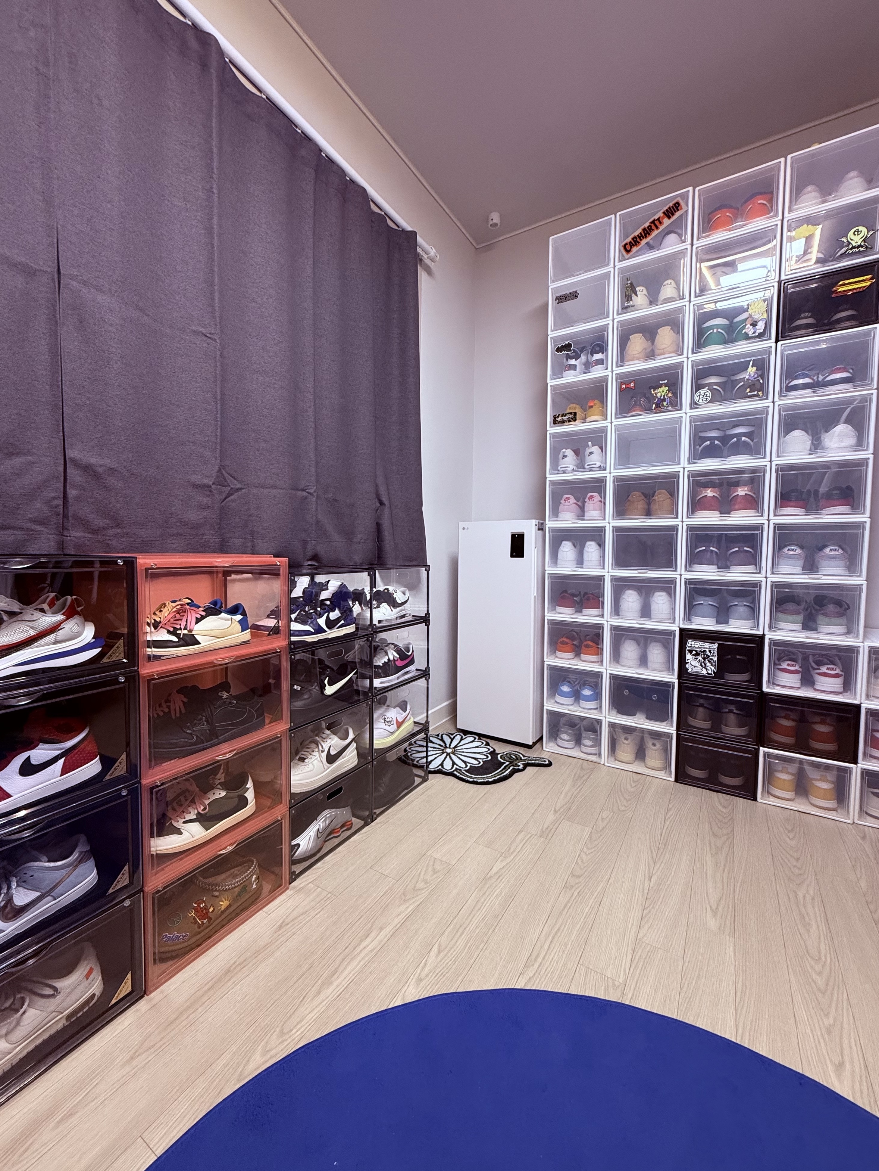 LG Styler Objet Collection Shoecare Essence White, Jordan 1 x Travis Scott x Fragment Retro Low OG SP Military Blue 착용 스타일 - 1