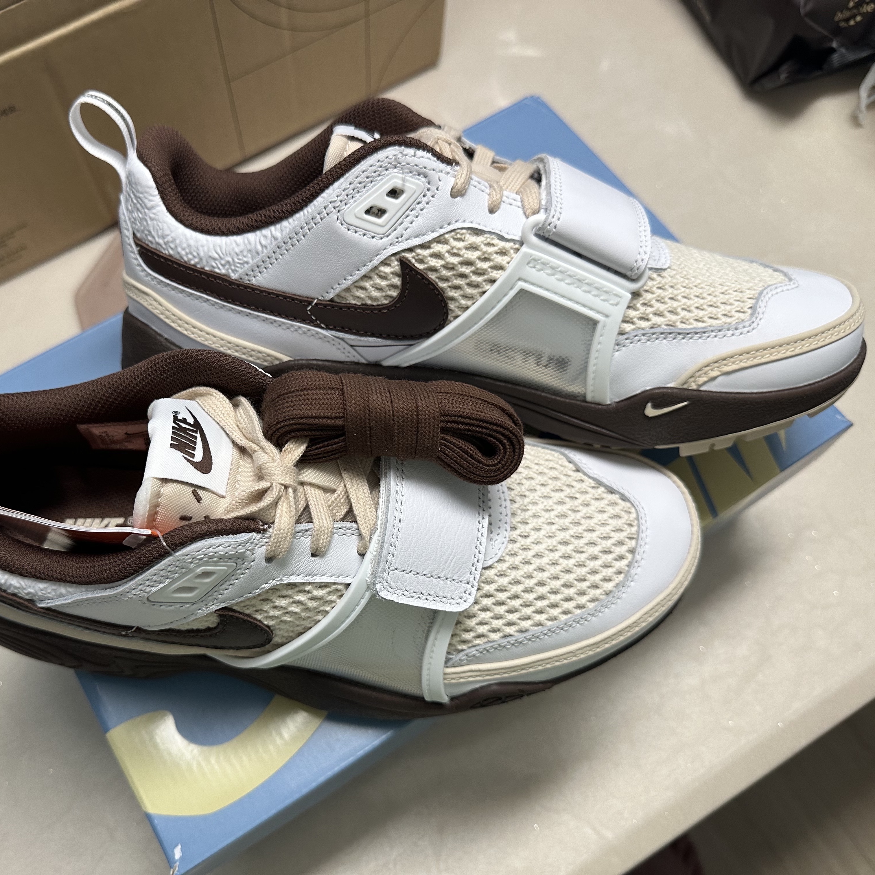 Nike x Travis Scott Zoom Field Jaxx White and Light Chocolate 착용 스타일 - 4