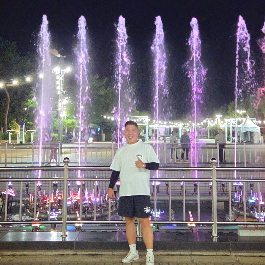 Stussy Fuzzy Dice T-Shirt White, Stussy Big Basic Water Shorts Black 착용 스타일 - 2