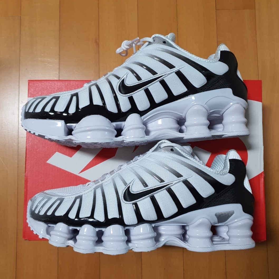 Nike Shox TL White Metallic Platinum 착용 스타일