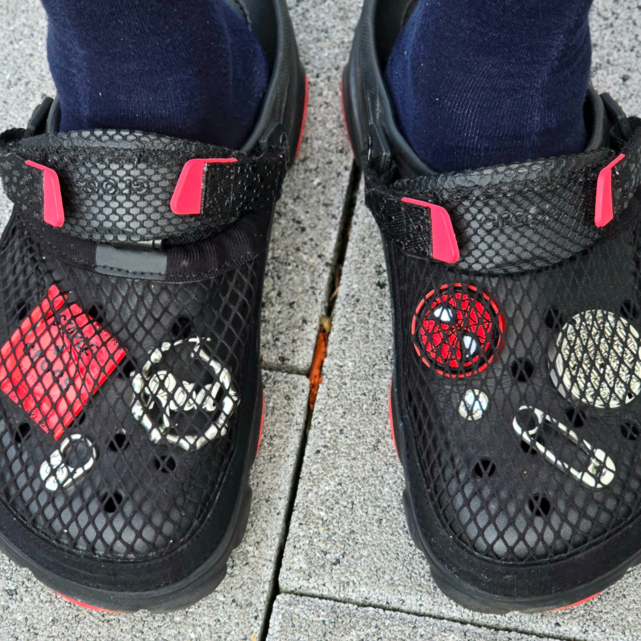 Crocs x Staple Classic All Terrain Clog Black 착용 스타일 - 1