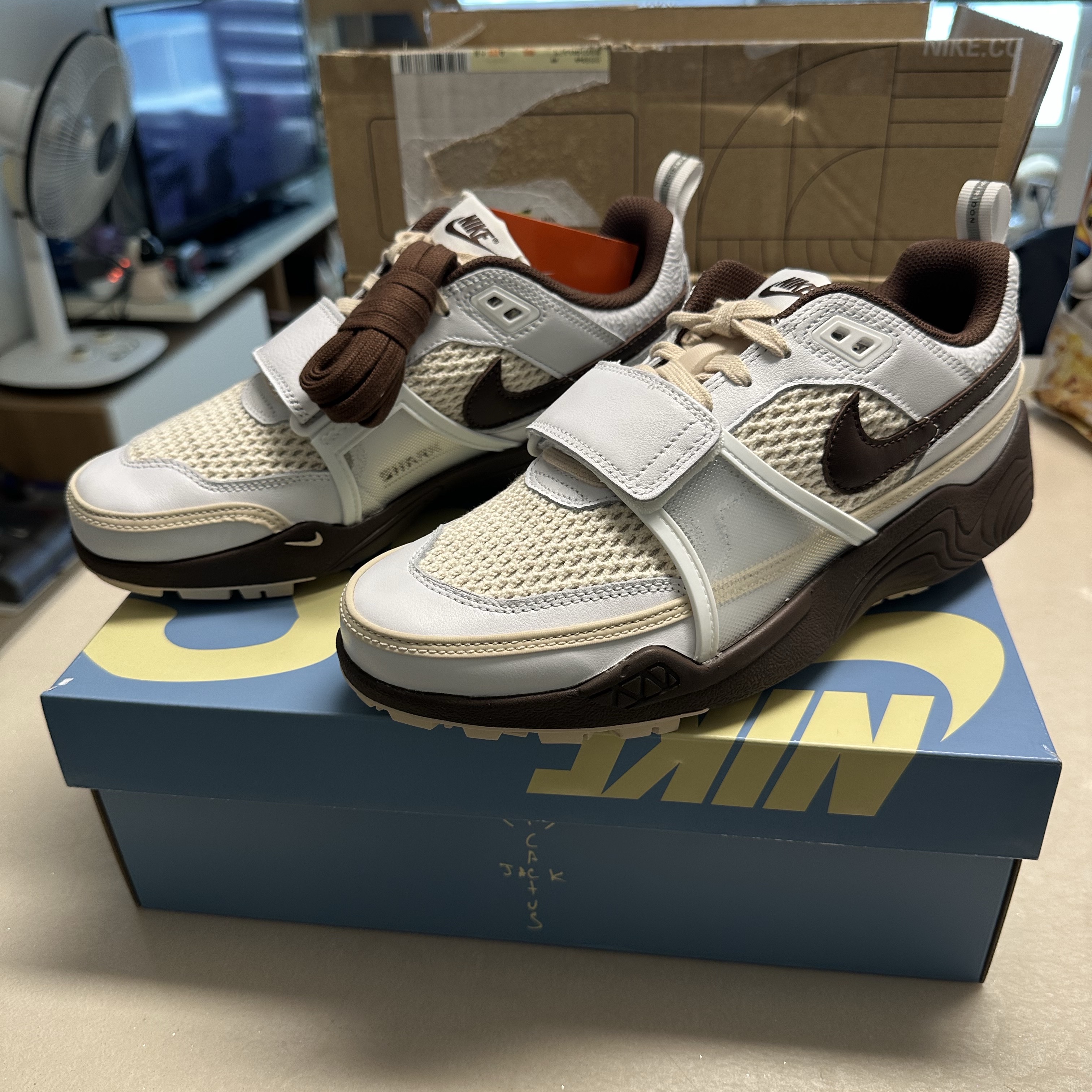 Nike x Travis Scott Zoom Field Jaxx White and Light Chocolate 착용 스타일 - 3