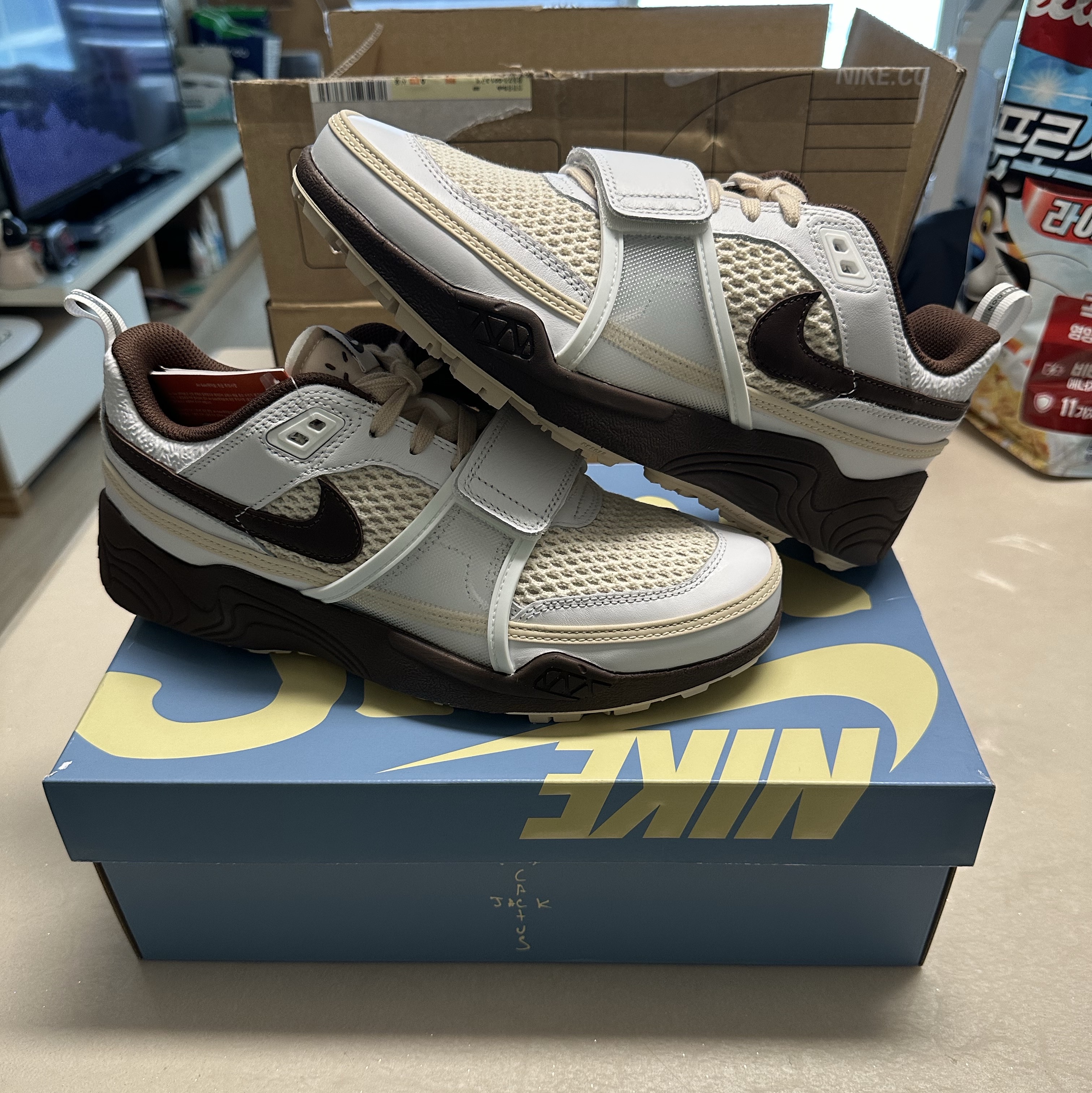 Nike x Travis Scott Zoom Field Jaxx White and Light Chocolate 착용 스타일 - 1
