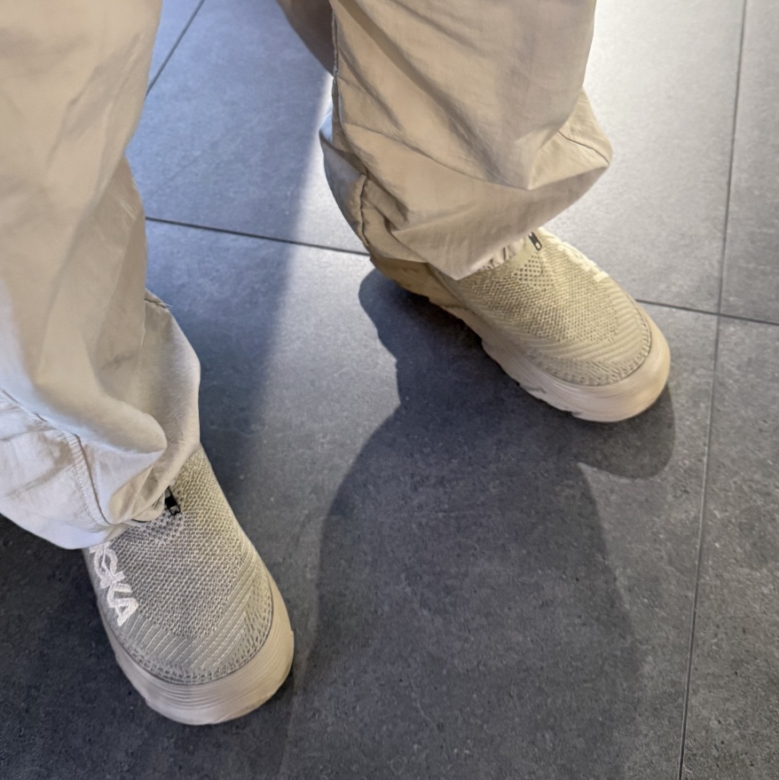 Hoka Restore TC Dune Oxford Tan 착용 스타일