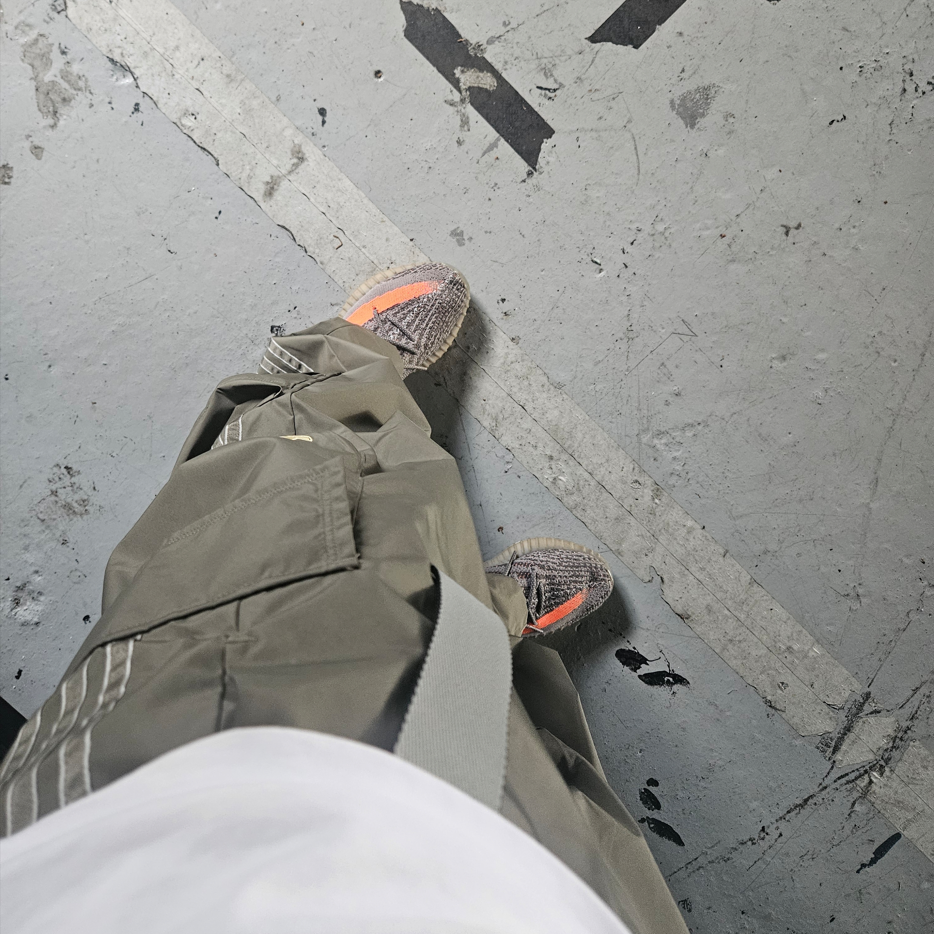 Adidas Yeezy Boost 350 V2 Beluga 착용 스타일