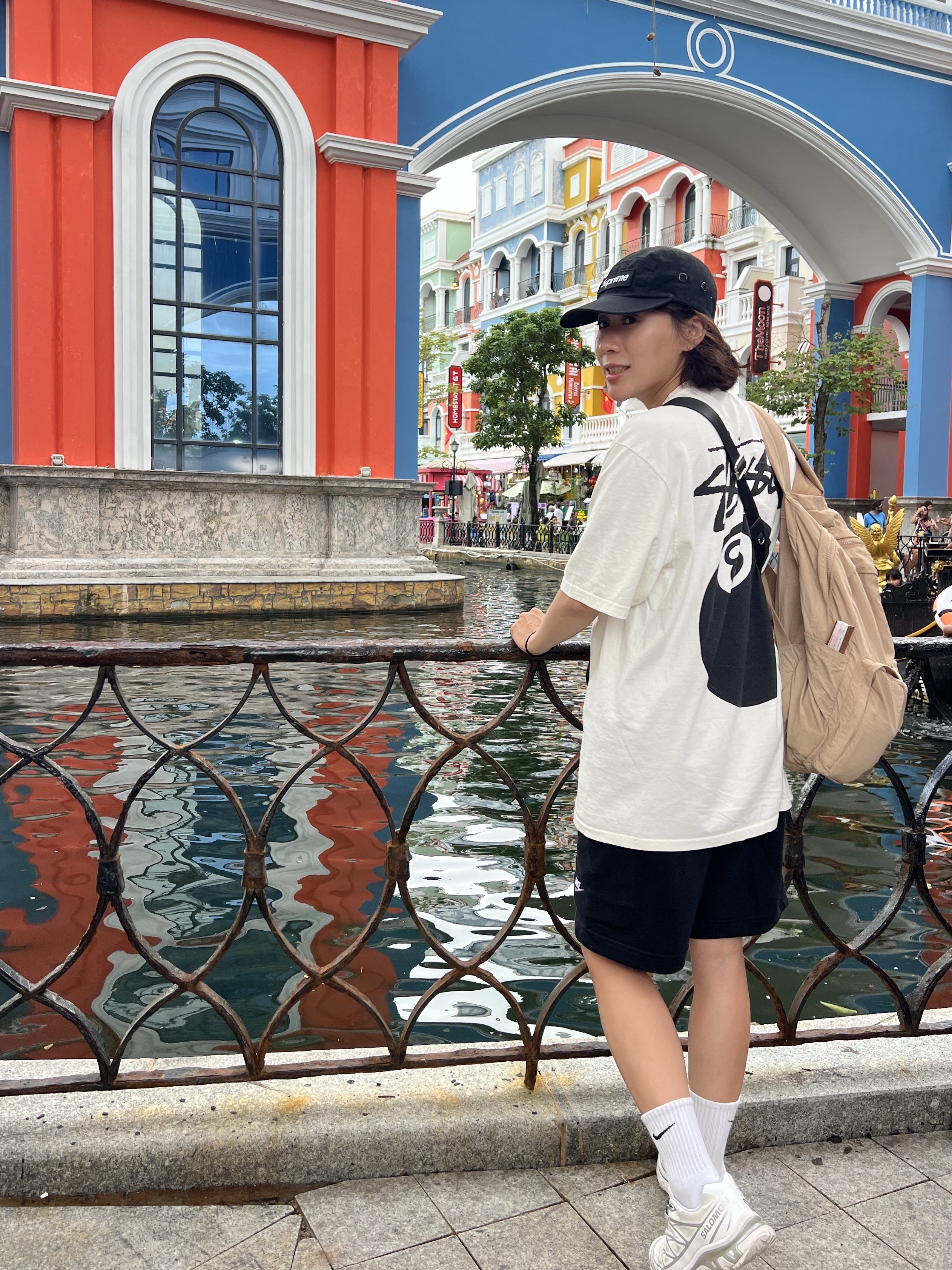 Stussy 8 Ball Pigment Dyed T-Shirt Natural, Nike NSW Club French Terry Cargo Shorts Black - Asia 착용 스타일 - 3