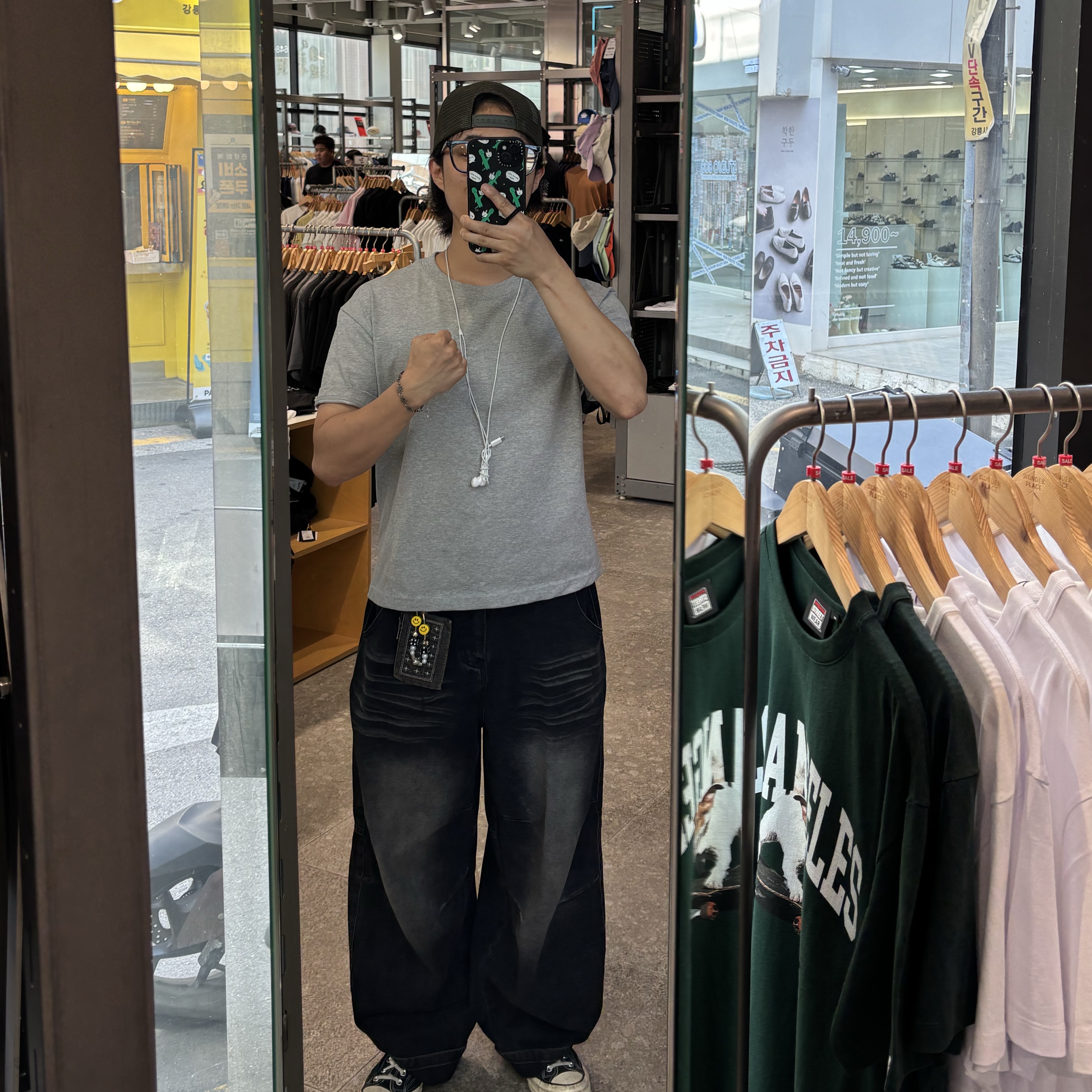 Karactor Patchwork Denim Card Wallet Vintage Black, Apple EarPods USB-C Connector (Korean Ver.) 착용 스타일 - 1
