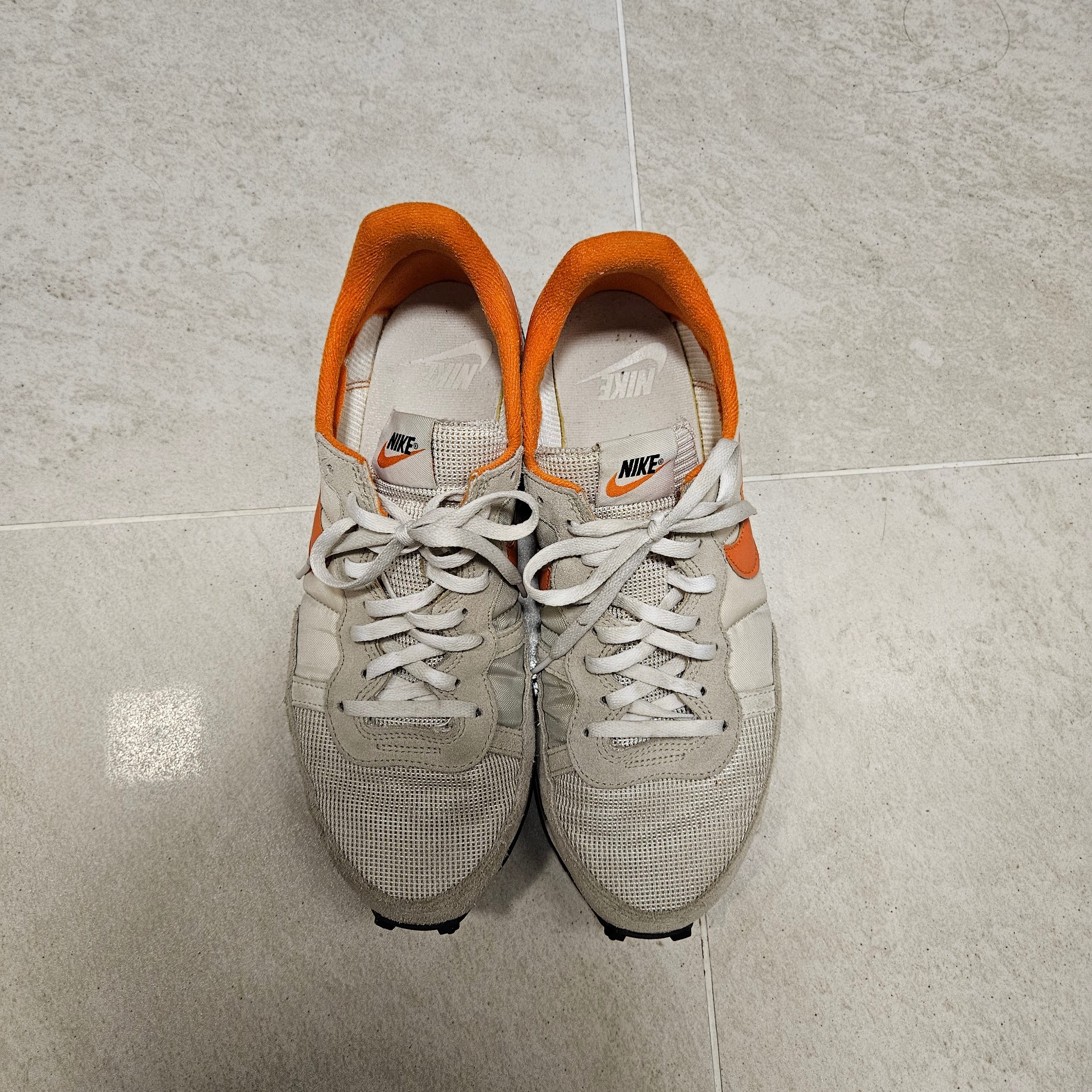 Nike Challenger OG Light Bone Starfish 착용 스타일