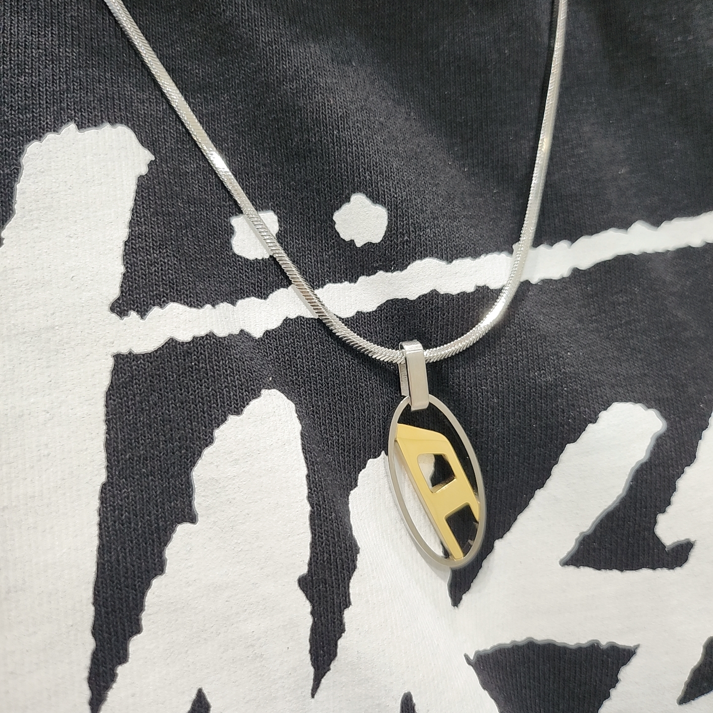 Diesel Dx1421 Two-Tone Stainless Steel Pendant Necklace Silver 착용 스타일 - 2
