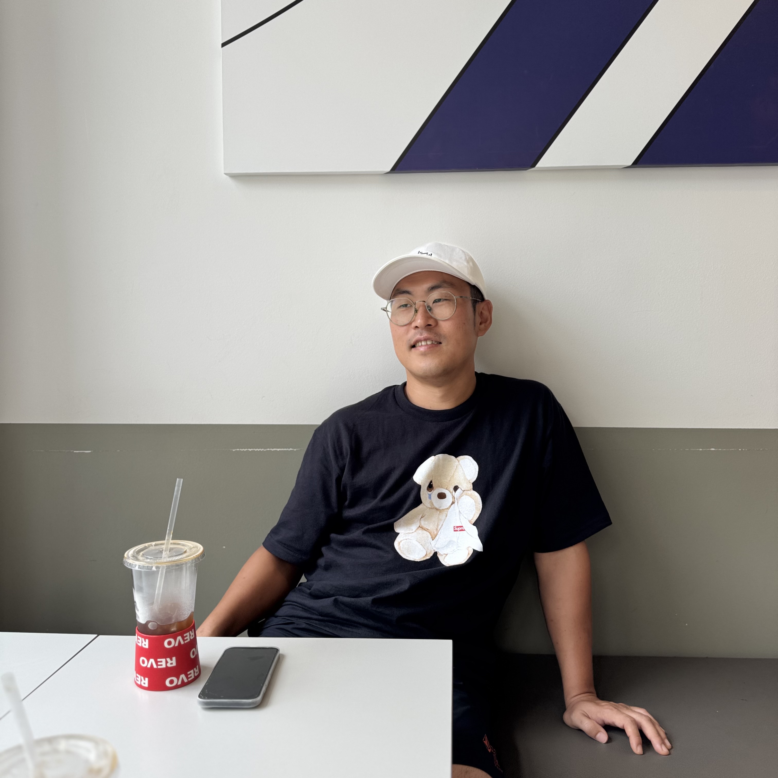 Supreme Bear T-Shirt Black - 25SS, Stussy Mid-Depth Big Stock Snapback Tan 착용 스타일