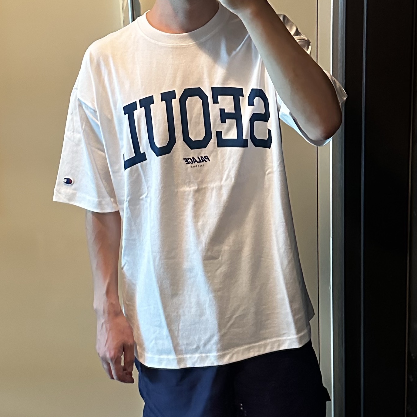 Palace x Champion Shop T-Shirt Seoul White - 24FW 착용 스타일 - 3