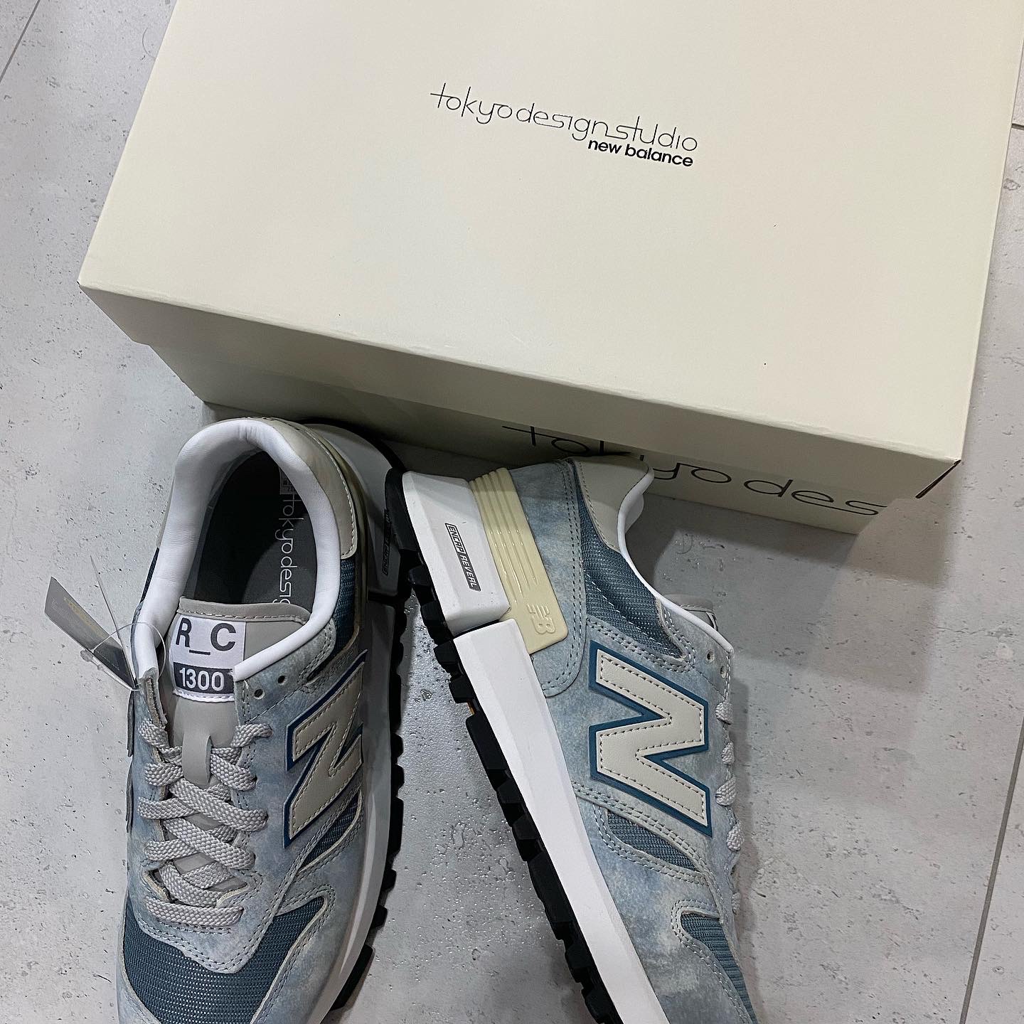 New Balance x Tokyo Design Studio R_C 1300 Grey Blue 착용 스타일 - 1