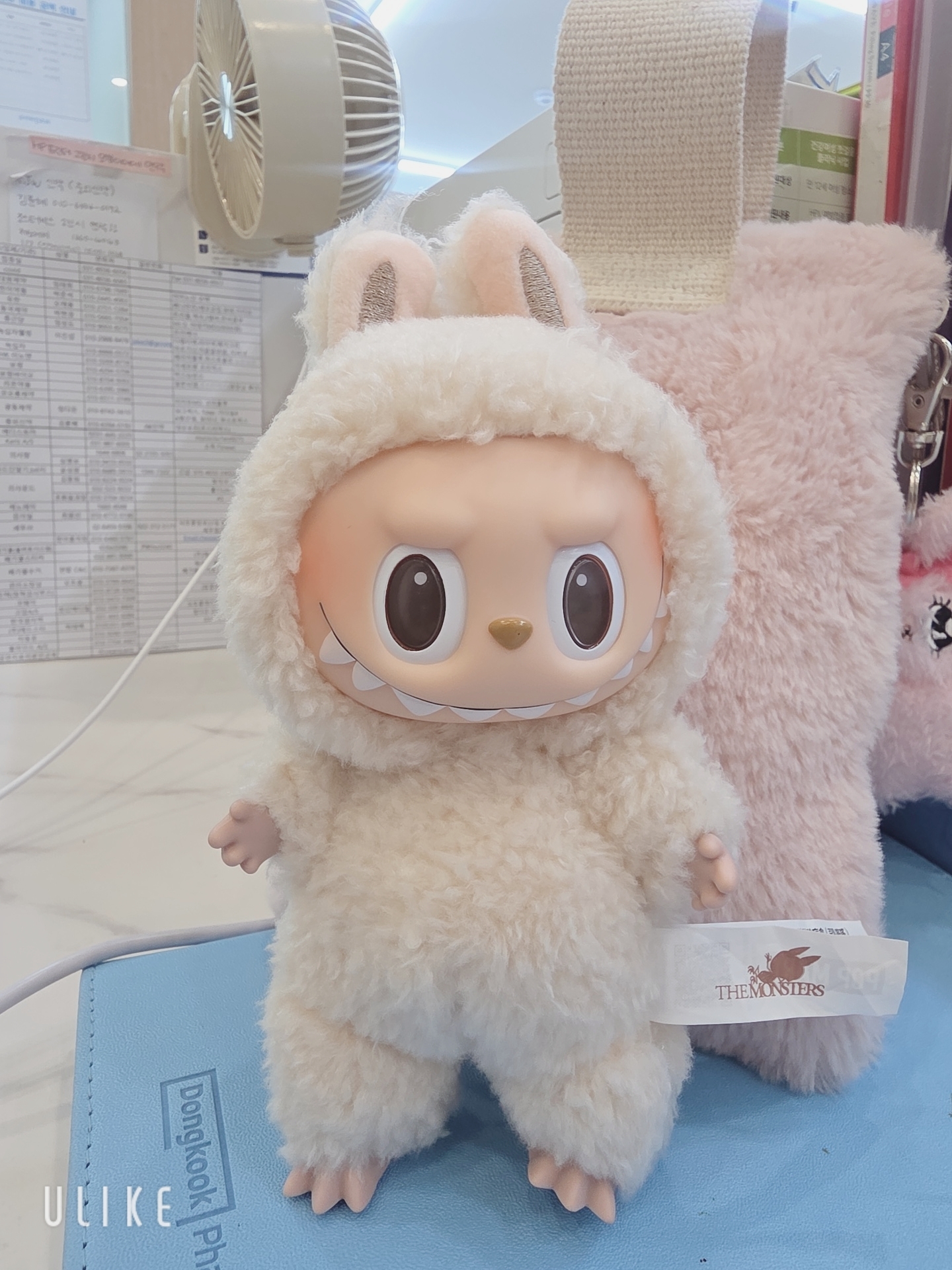Pop Mart Labubu The Monsters Labubu Tasty Macarons Series Soymilk Keyring 착용 스타일 - 1