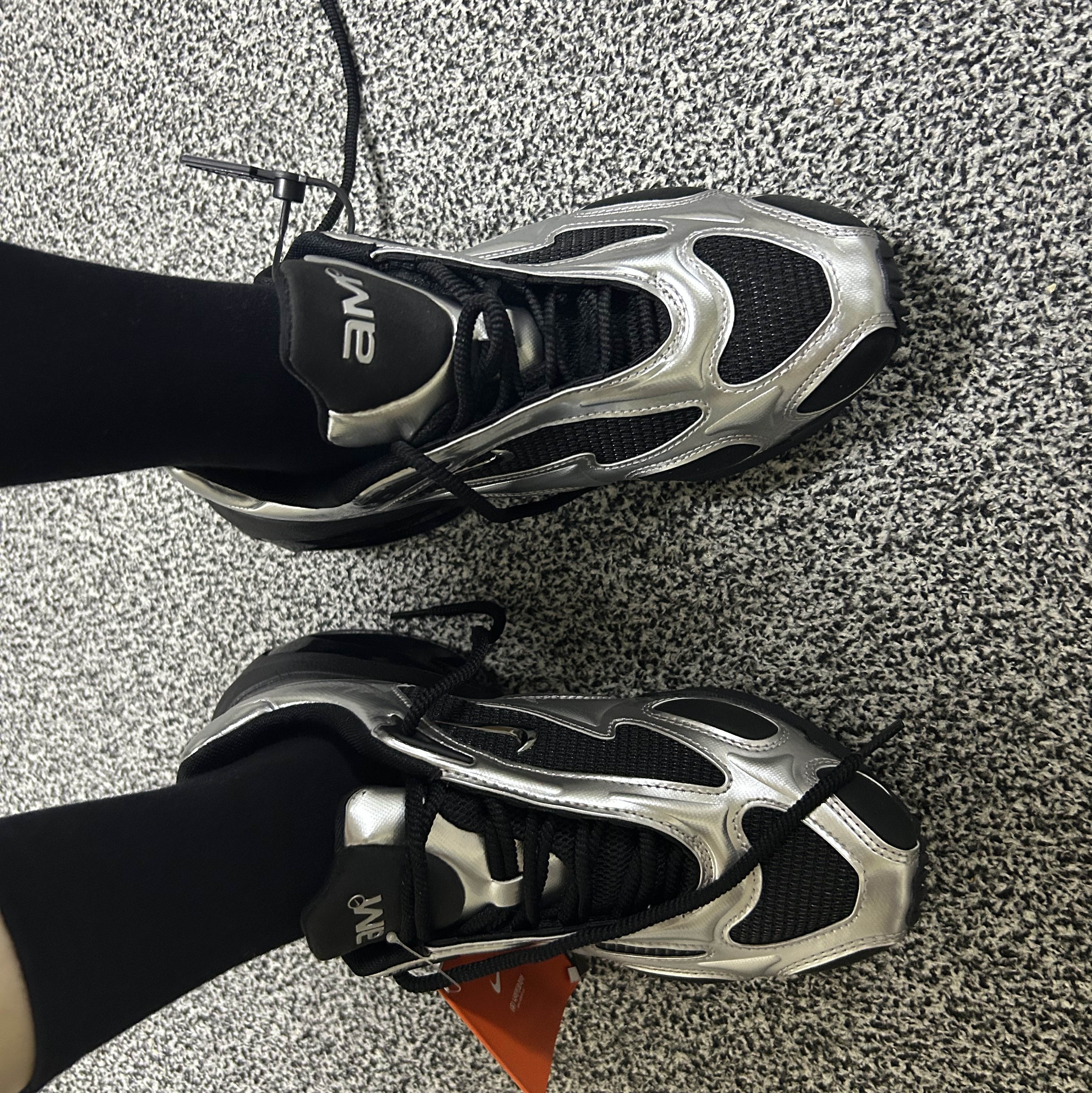 (W) Nike Air Max Muse Black and Metallic Silver 착용 스타일