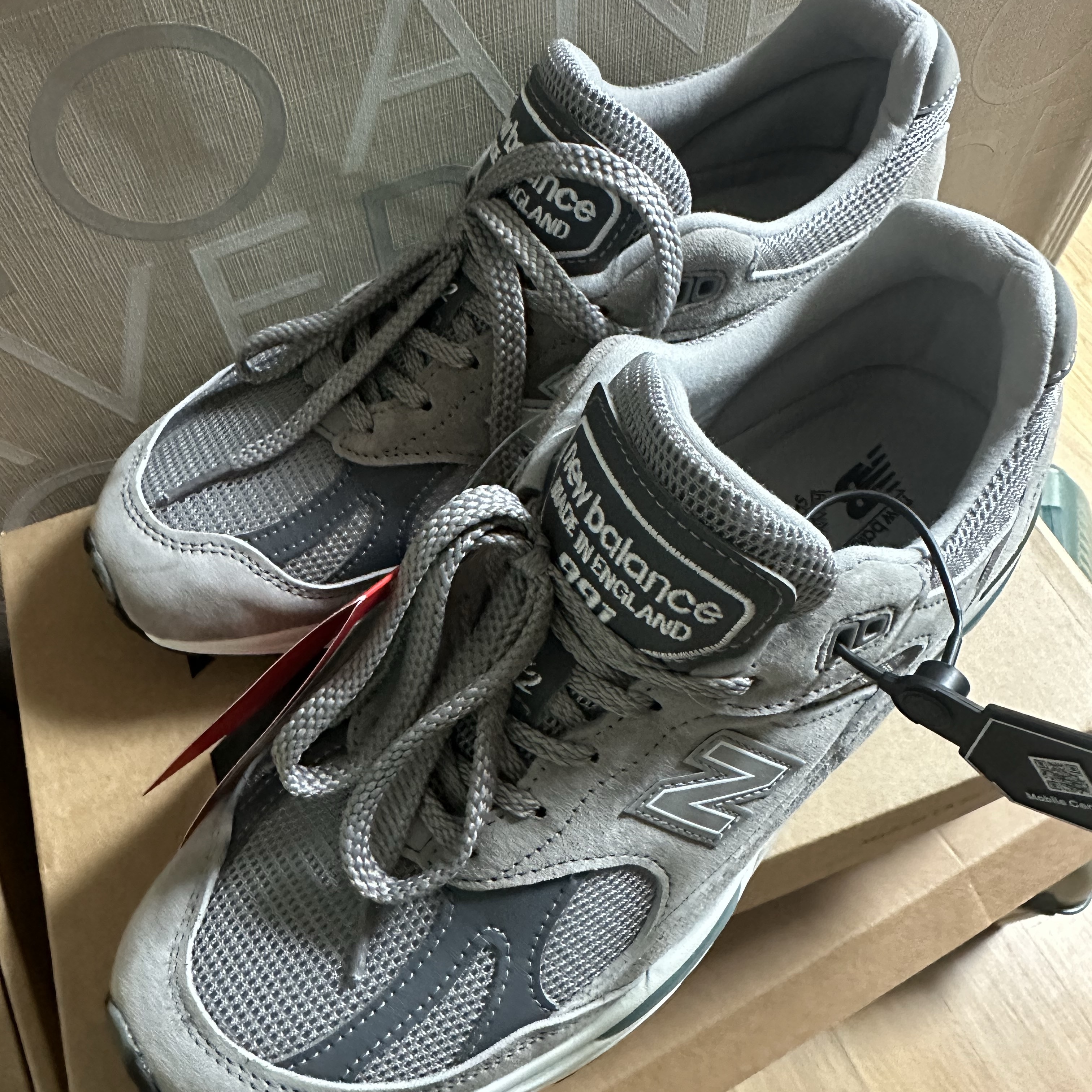 New Balance 991v2 Made in UK Rock Ridge Alloy Silver 착용 스타일