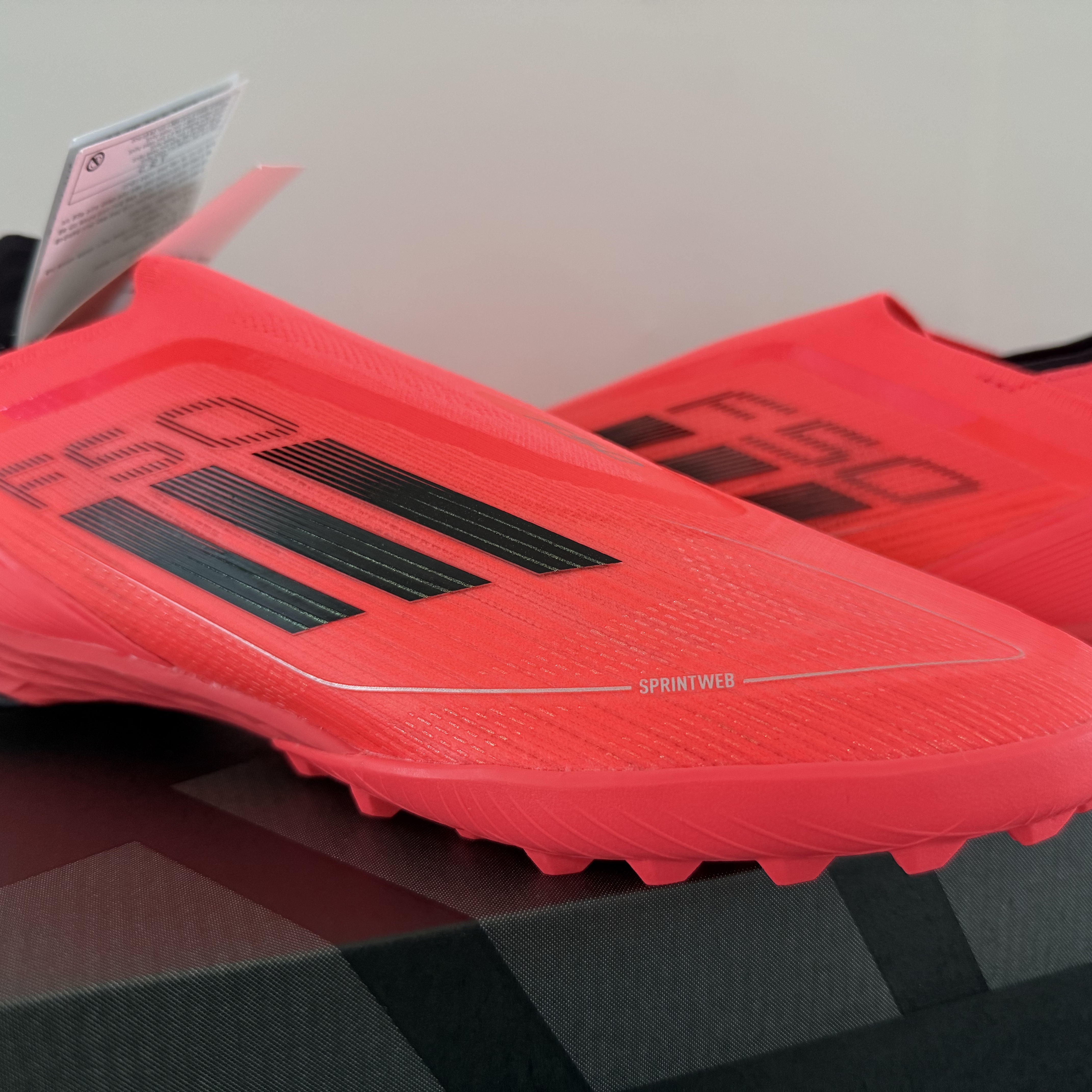Adidas F50 Pro Laceless TF Turbo Aurora Black 착용 스타일