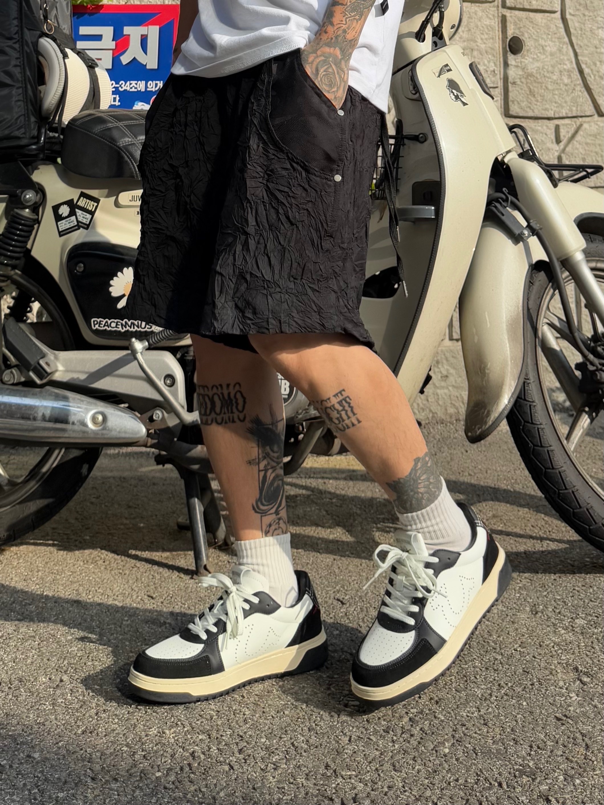 Wapworks Crease Baggy Shorts 착용 스타일 - 7