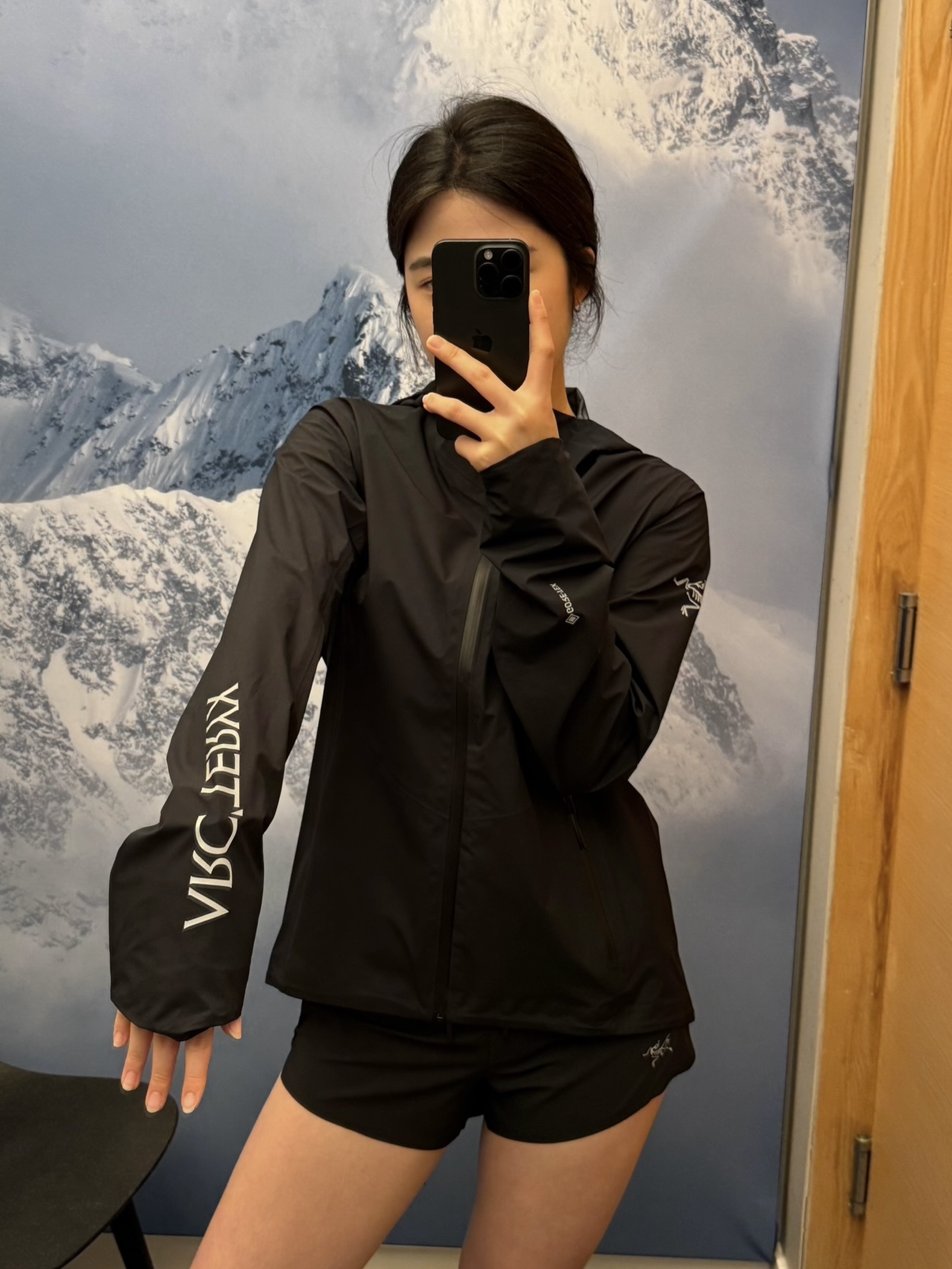 Arc'teryx Norvan Jacket Black 착용 스타일