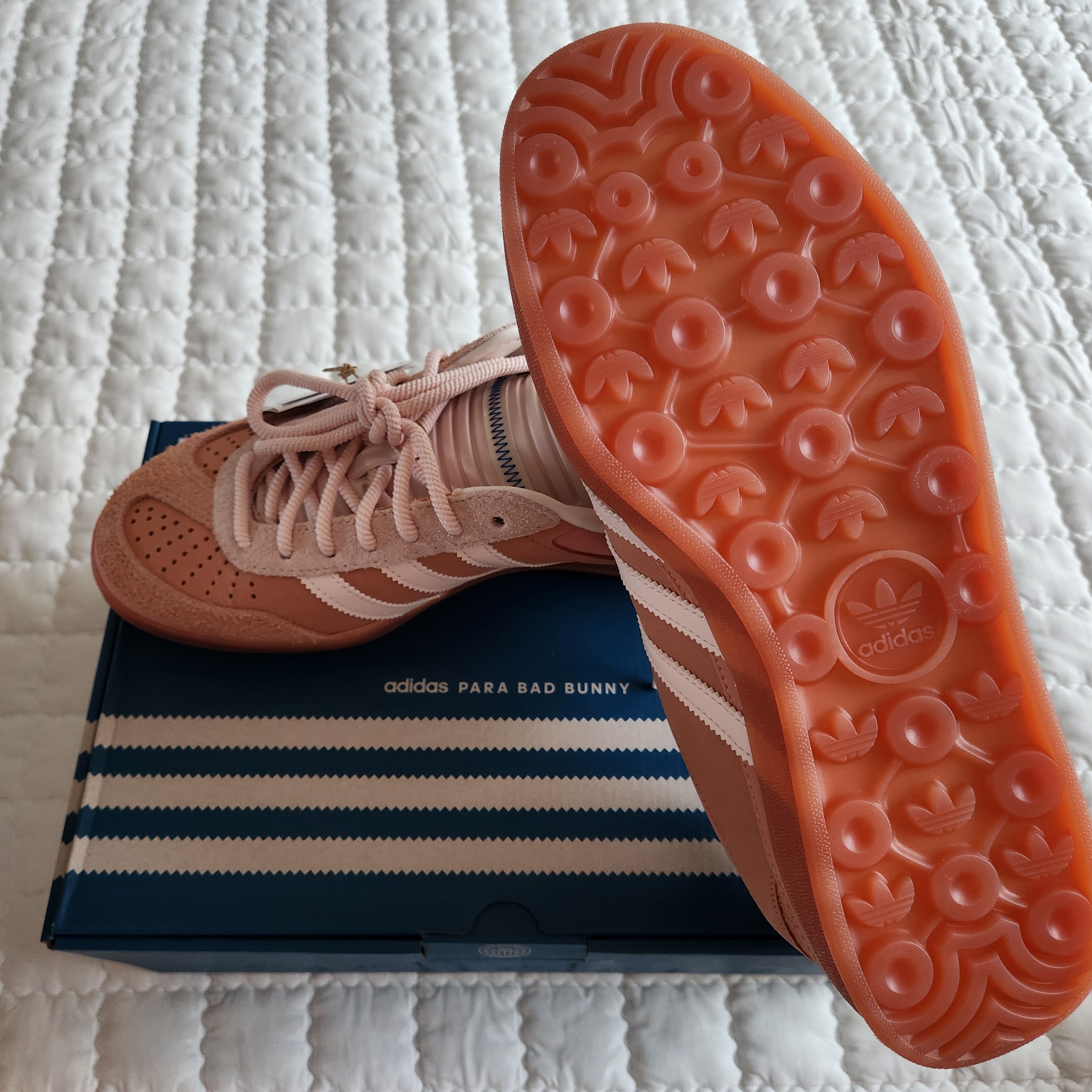 Adidas x Bad Bunny Gazelle Indoor Wonder Clay Wonder Quartz 착용 스타일 - 5