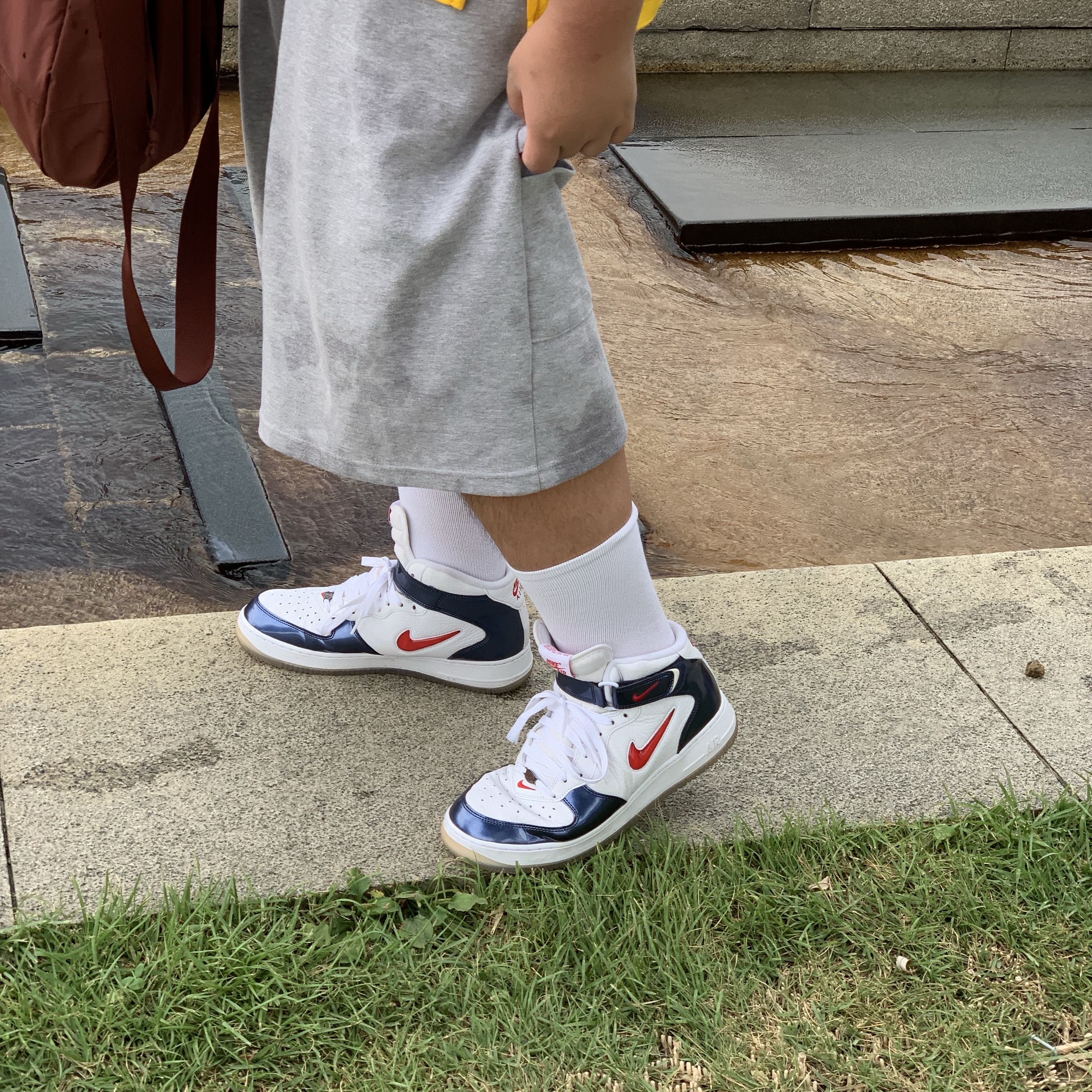 Nike LeBron James LA Lakers Icon Edition Jersey Amarillo, Nike Air Force 1 Mid QS University Red and Midnight Navy 착용 스타일 - 2