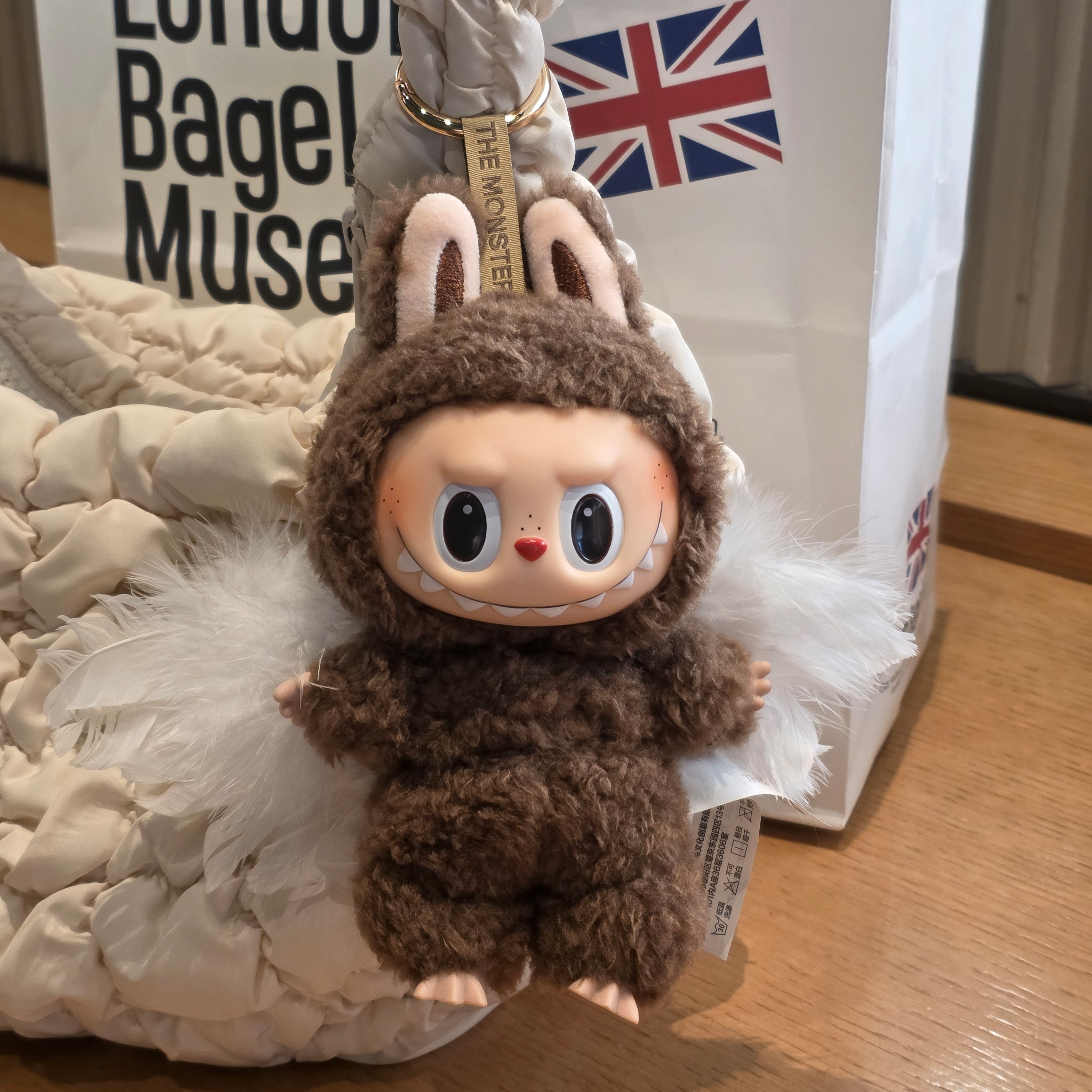 Pop Mart Labubu The Monsters Labubu Tasty Macarons Series Chestnut Cocoa Keyring (Opened Case) 착용 스타일 - 1