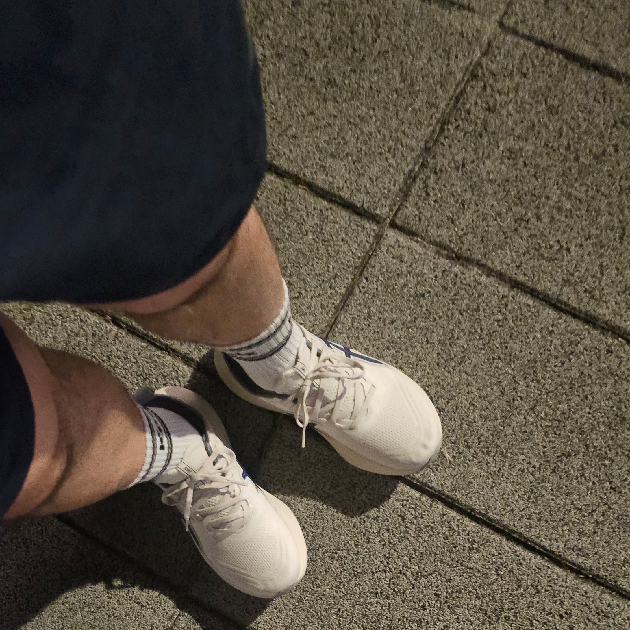 Asics Gel-Nimbus 27 Asics Track Club Birch Indigo Blue - D Standard 착용 스타일