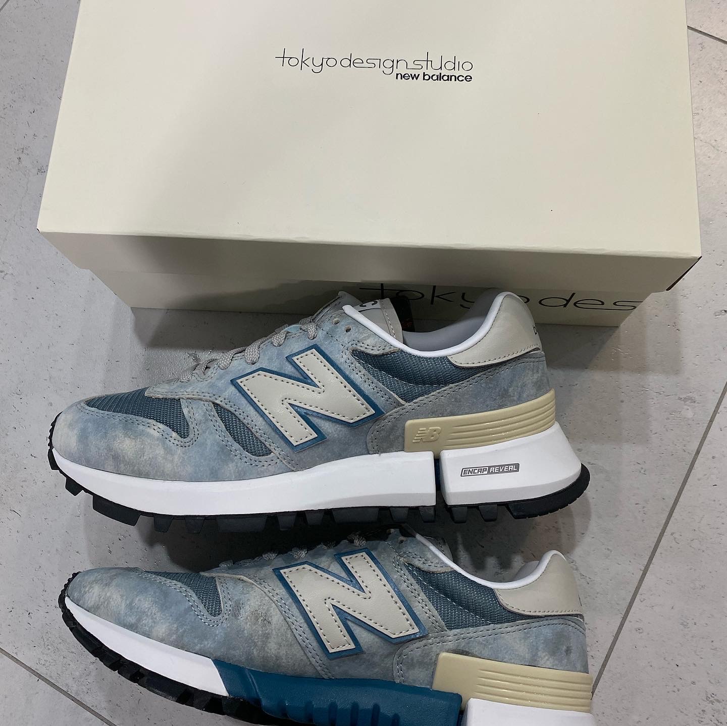 New Balance x Tokyo Design Studio R_C 1300 Grey Blue 착용 스타일 - 2