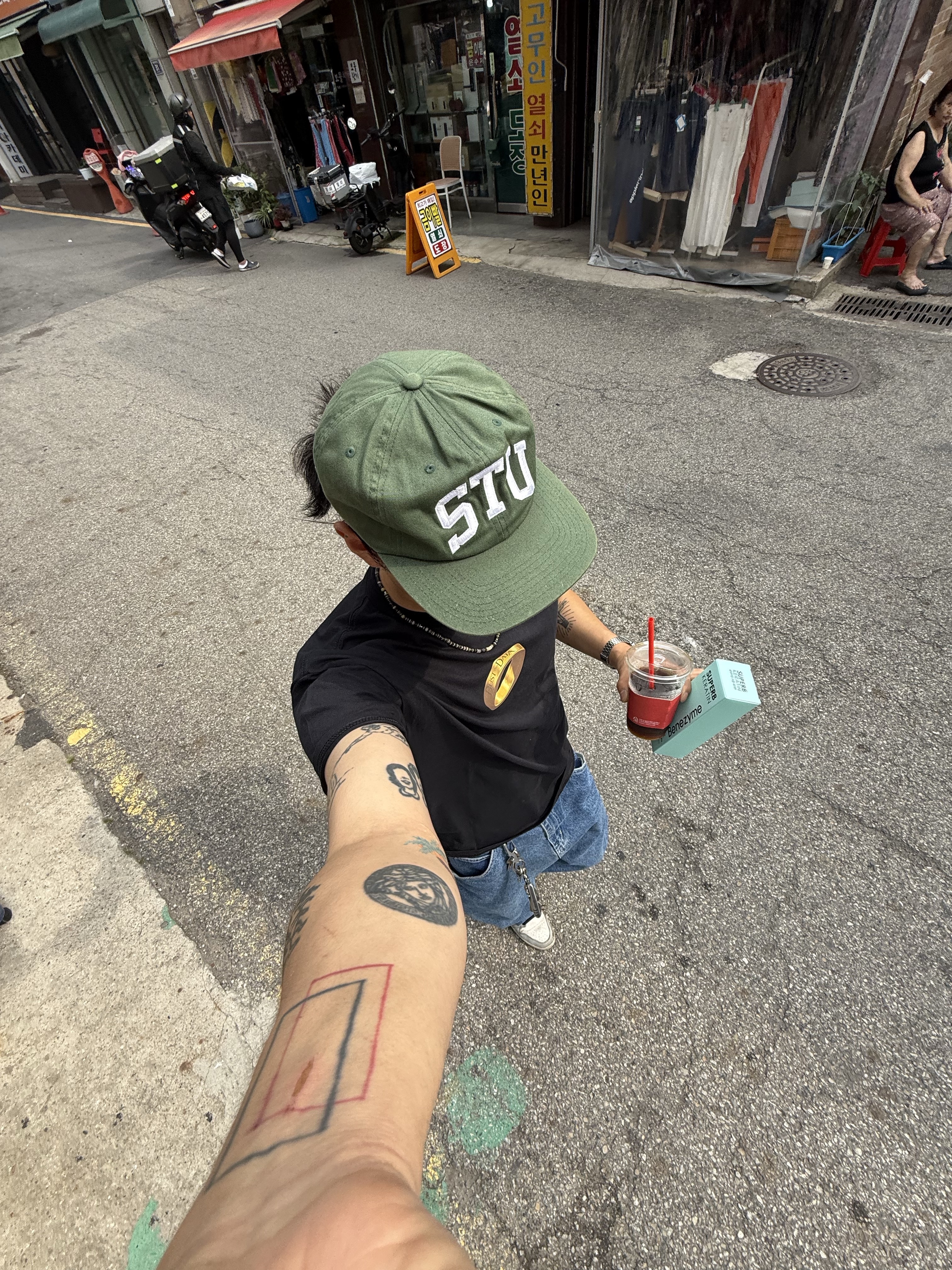 Stussy Mid-Depth Stu Arch Strapback Cap Forest 착용 스타일 - 4