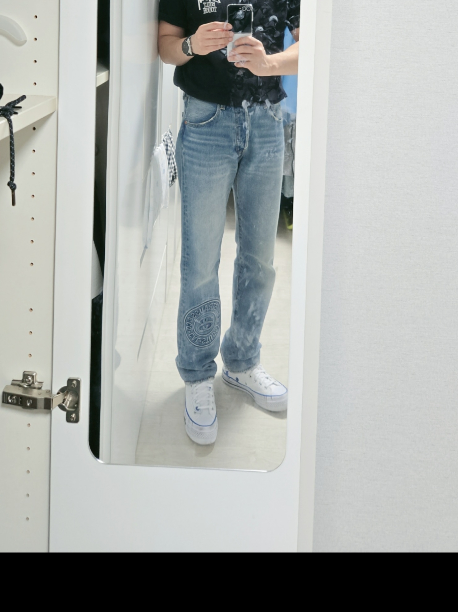 Stussy x Levi's Embossed 501 Jean Indigo, Converse x Ader Error Sig; Chuck 70 Low White Blue 착용 스타일 - 1