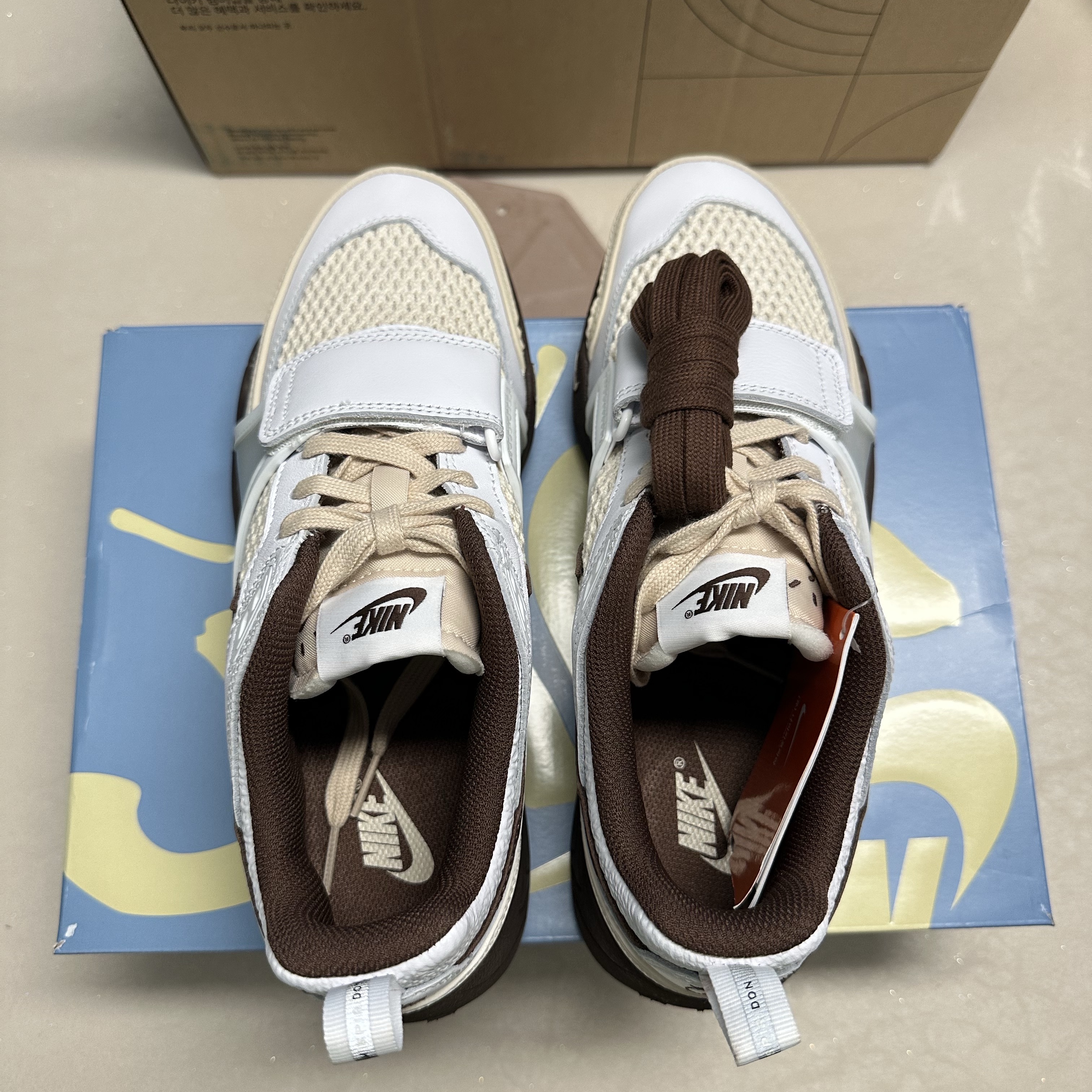 Nike x Travis Scott Zoom Field Jaxx White and Light Chocolate 착용 스타일 - 7