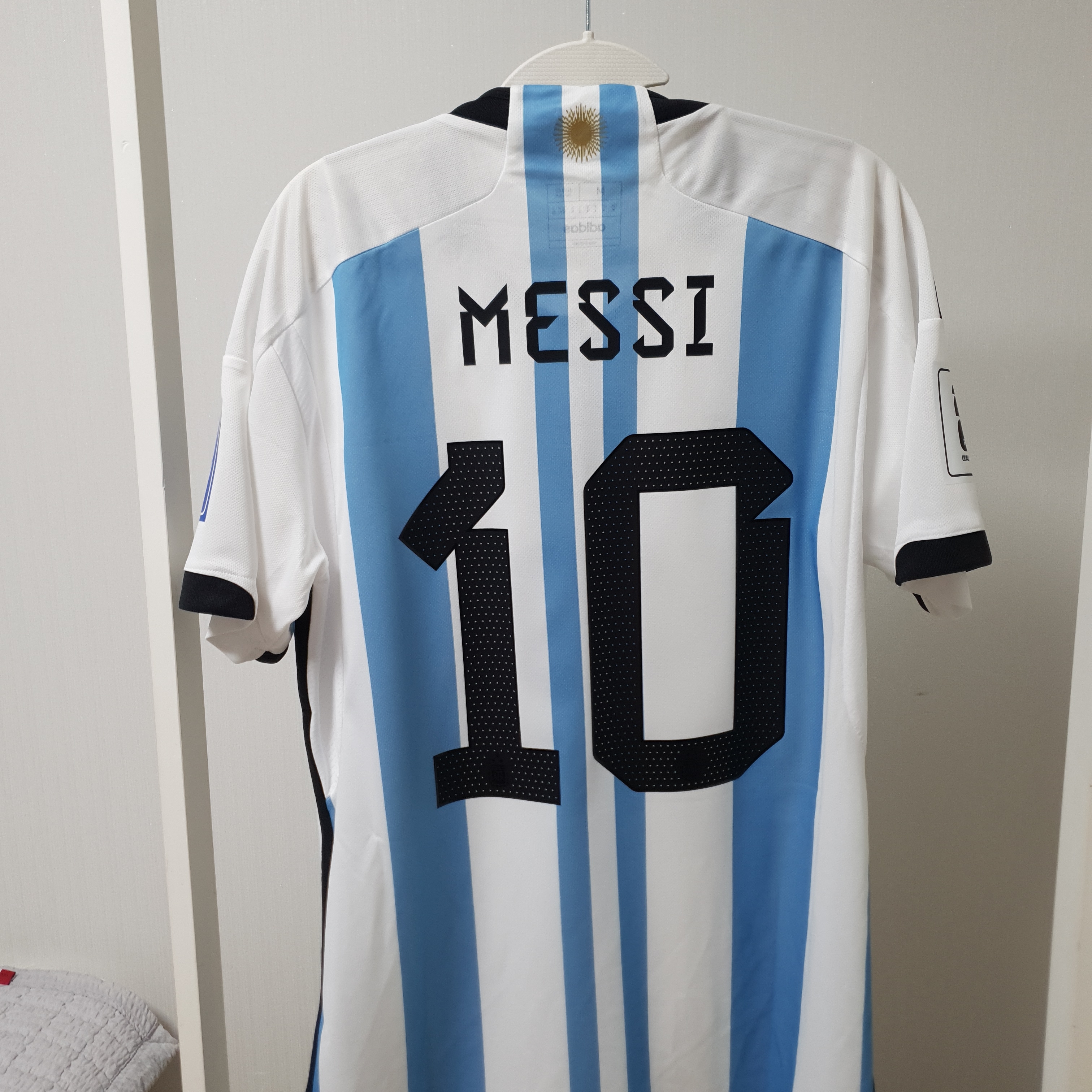 Adidas Argentina Home Jersey 2022 Winners 3-Star White Light Blue - US Sizing (Non Marking Ver.) 착용 스타일 - 2