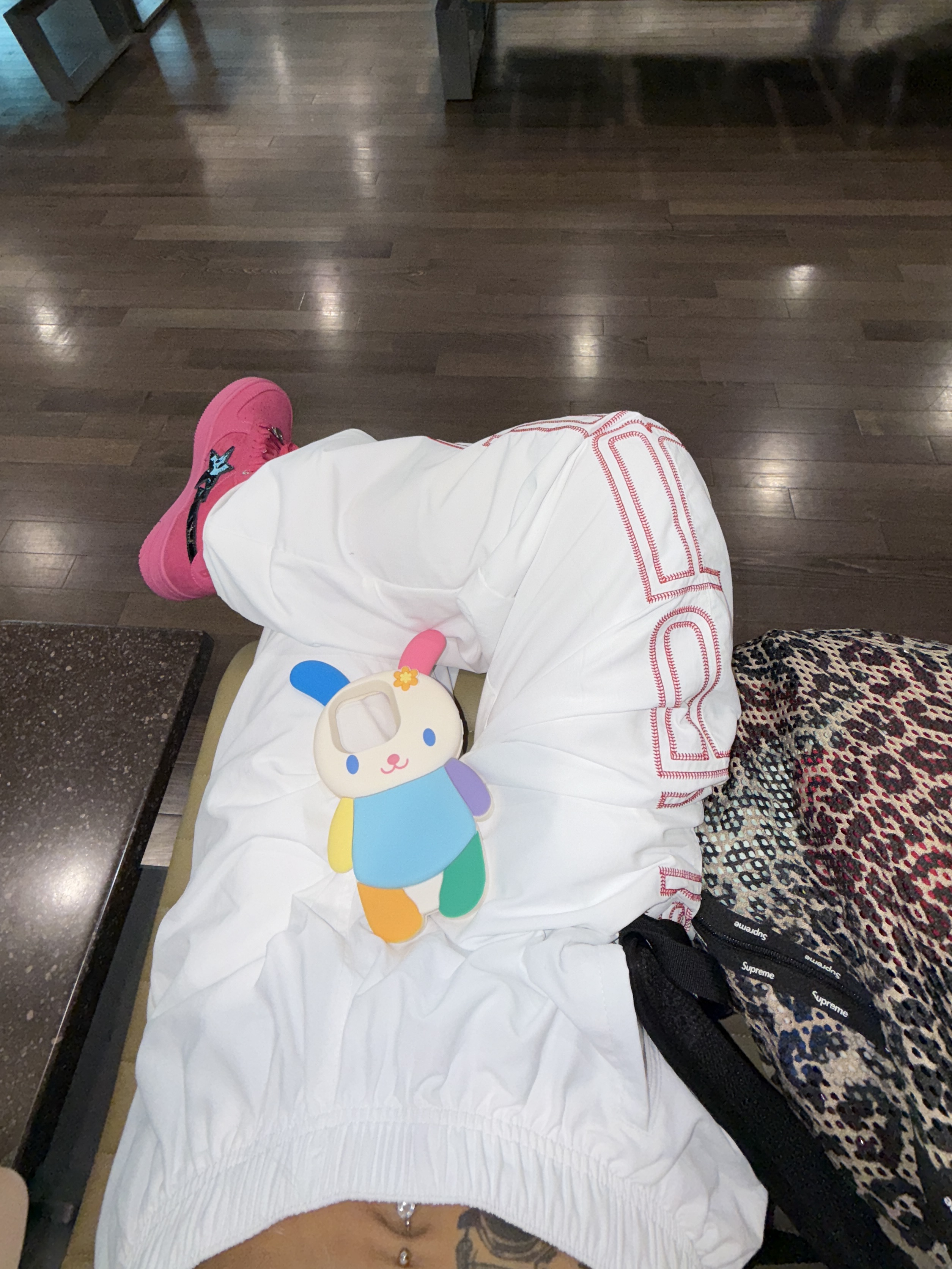 Supreme Spellout Embroidered Track Pants White - 25SS 착용 스타일 - 2