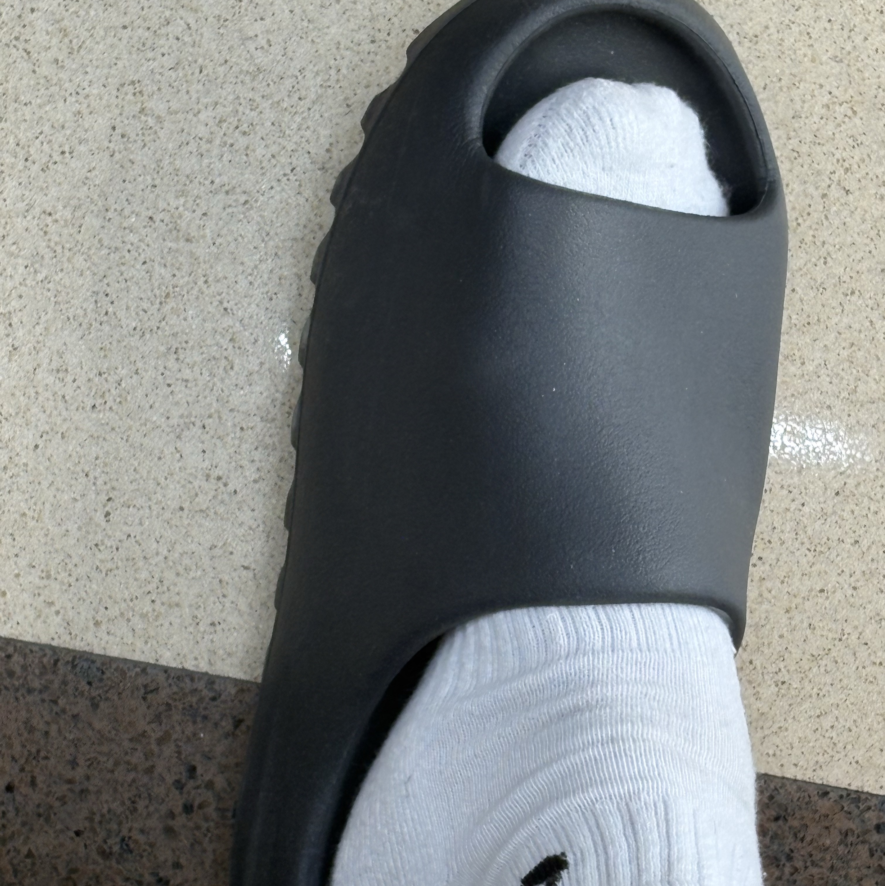 Adidas Yeezy Slide Onyx 착용 스타일