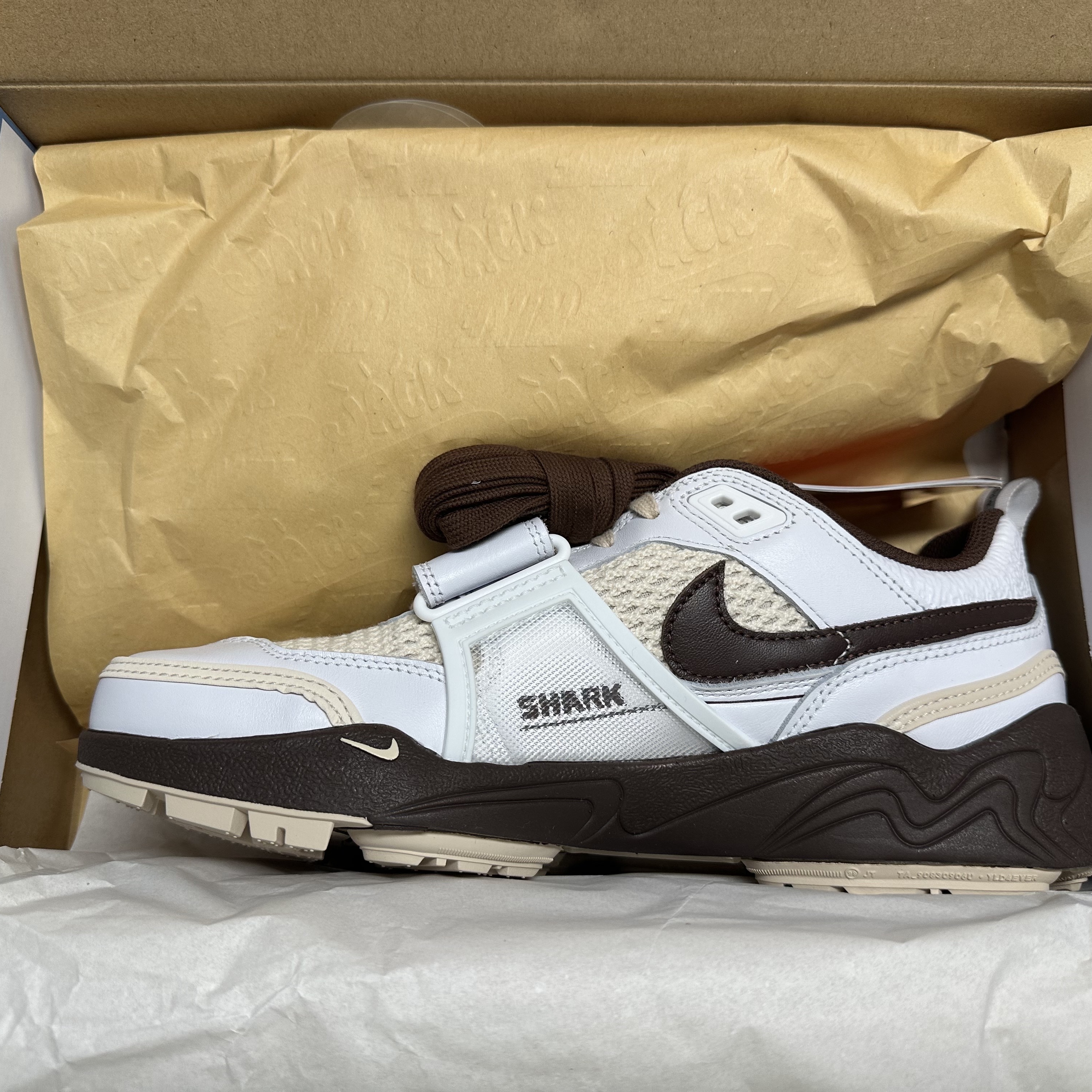 Nike x Travis Scott Zoom Field Jaxx White and Light Chocolate 착용 스타일 - 8