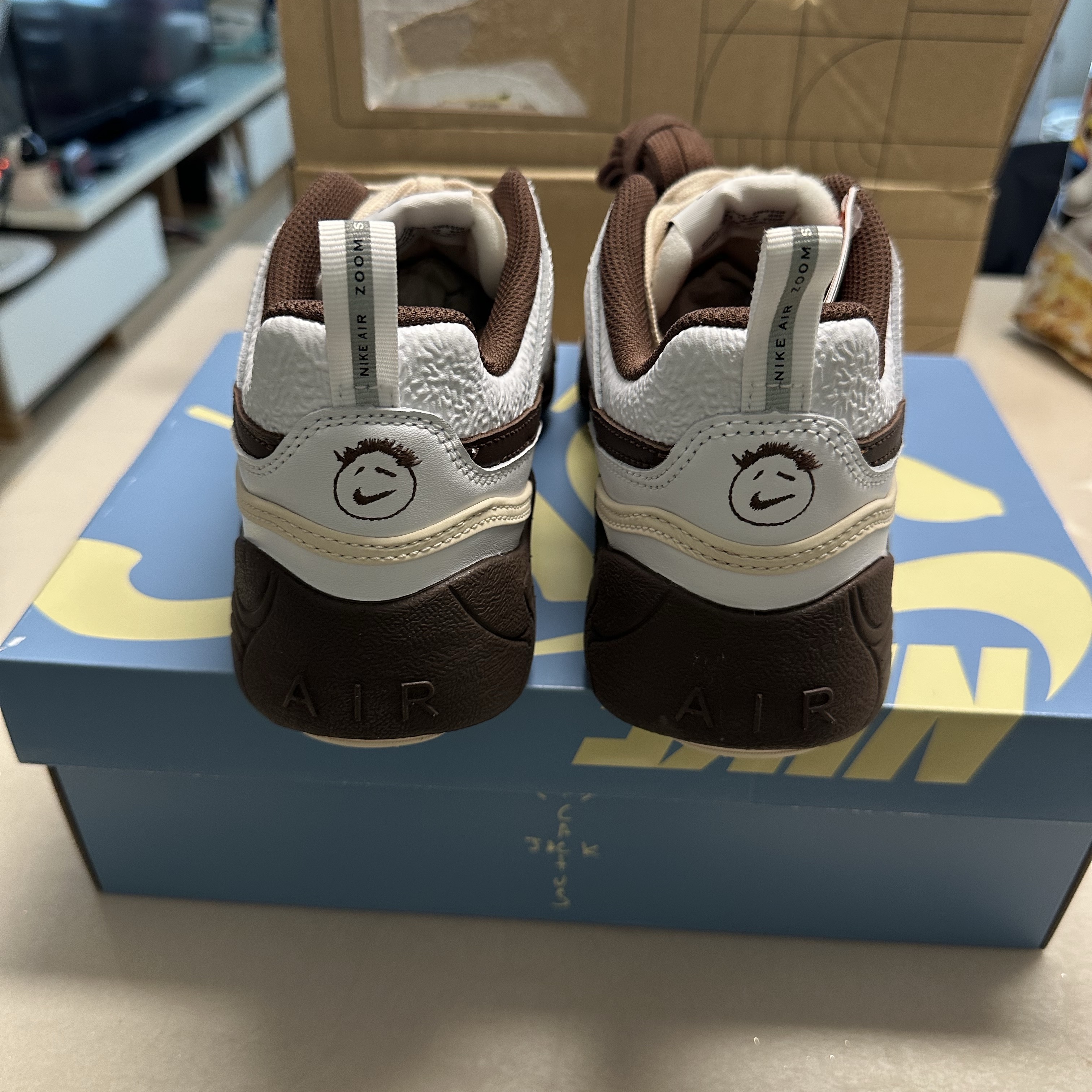 Nike x Travis Scott Zoom Field Jaxx White and Light Chocolate 착용 스타일 - 6