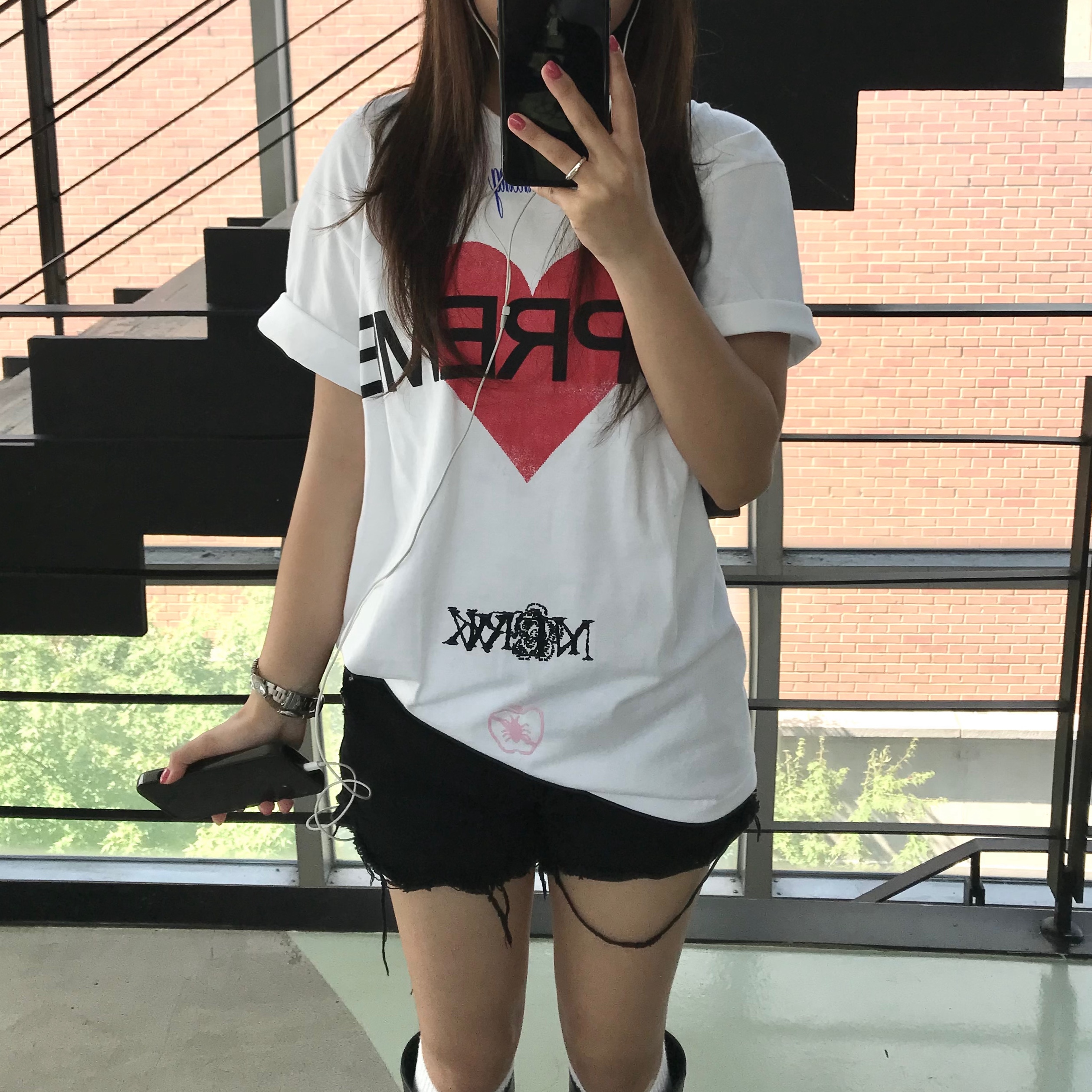 Supreme Announcing T-Shirt White - 25SS, Quarqor #3106 Ring 착용 스타일